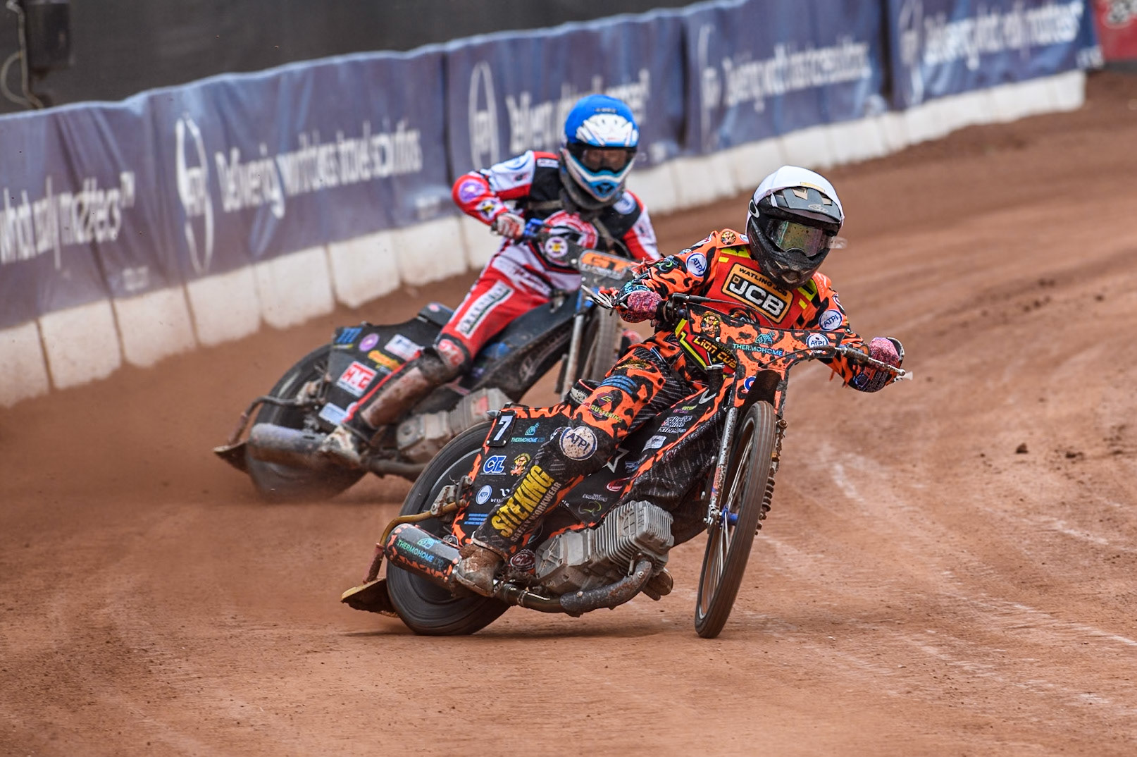 Leicester Lion Cubs' Cooper Rushen in White leading Belle Vue Colts' Billy Budd in Blue during the WSRA National Development League match between Belle Vue Colts and Leicester Lion Cubs at the National Speedway Stadium, Manchester on Friday 18th April 2025. (Photo: Ian Charles | MI News)
