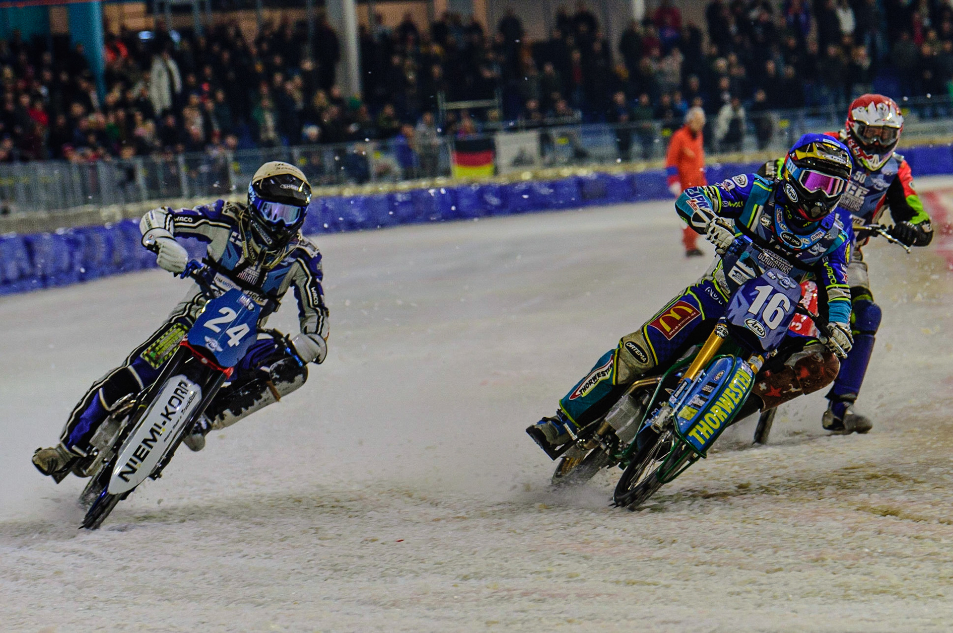 HEERENVEEN, NL.  Luca Bauer (16) (Blue) leads Max Koivula (24) (White) and Harald Simon (50) (Red)  during the FIM Ice Speedway Gladiators World Championship Final 4 at Ice Rink Thialf, Heerenveen on Sunday  3 April 2022. (Credit: Ian Charles | MI News)