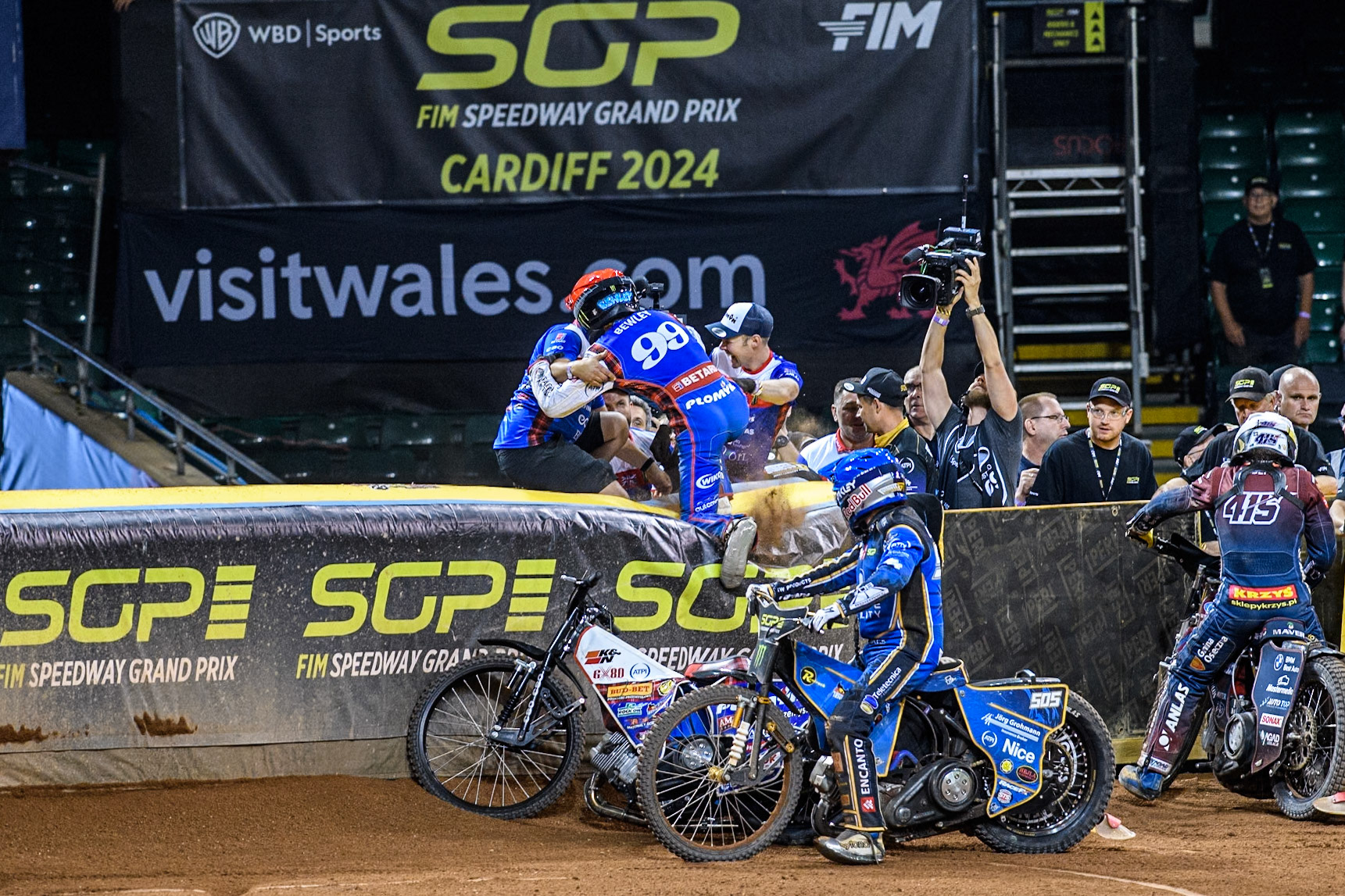 Daniel Bewley (99) of Great Britain celebrates his win in the Grand Final with his team during the FIM Speedway Grand Prix of Great Britain at The Principality Stadium, Cardiff on Saturday 17th August 2024. (Photo: Ian Charles | MI News)