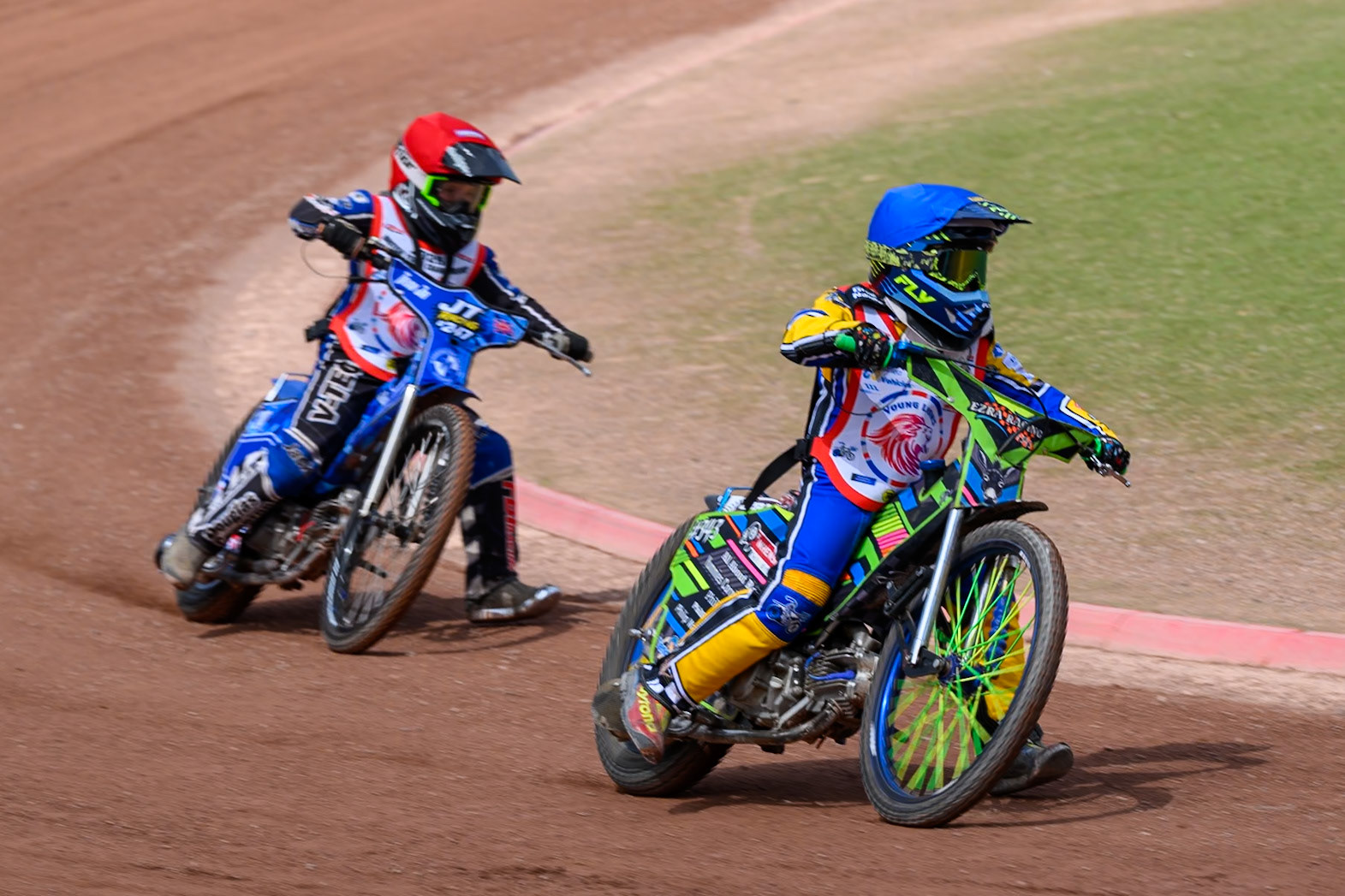 125cc SUPPORT CLASSEzra McNair (343) in Blue leading Junior Travers (247) in Red during the British Youth Championship (125cc) at the National Speedway Stadium, Manchester on Sunday 19th July 2026. (Photo: Ian Charles | MI News)