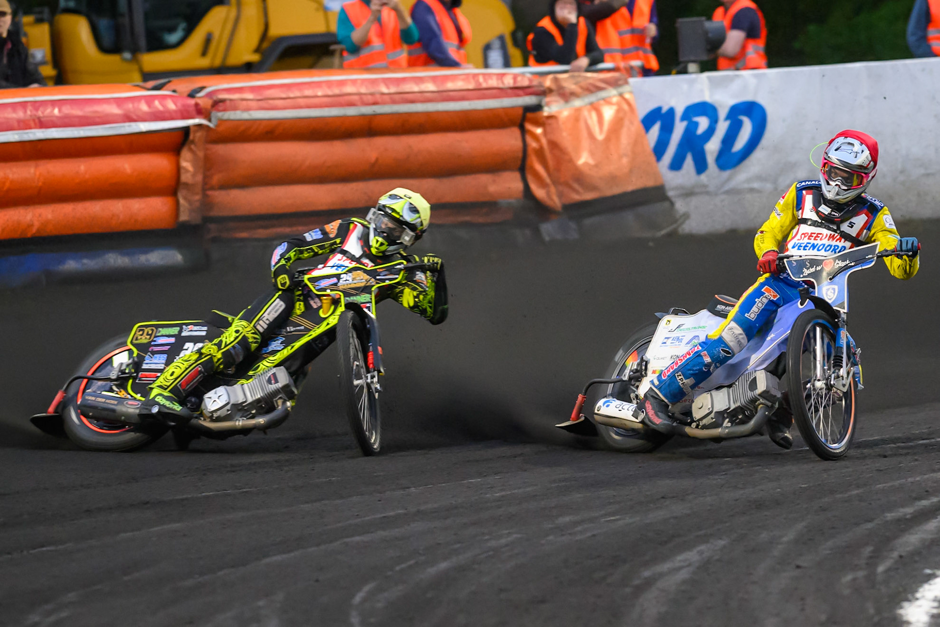 Leon Sziegiel of Poland in Red on the inside of Dominic Hamming of The Netherlands in Yellow during the Gouden KENNY Helm at Speedway Veenoord, Veenoord in the Netherlands on Saturday 19th September 2026. (Photo: Ian Charles | MI News)