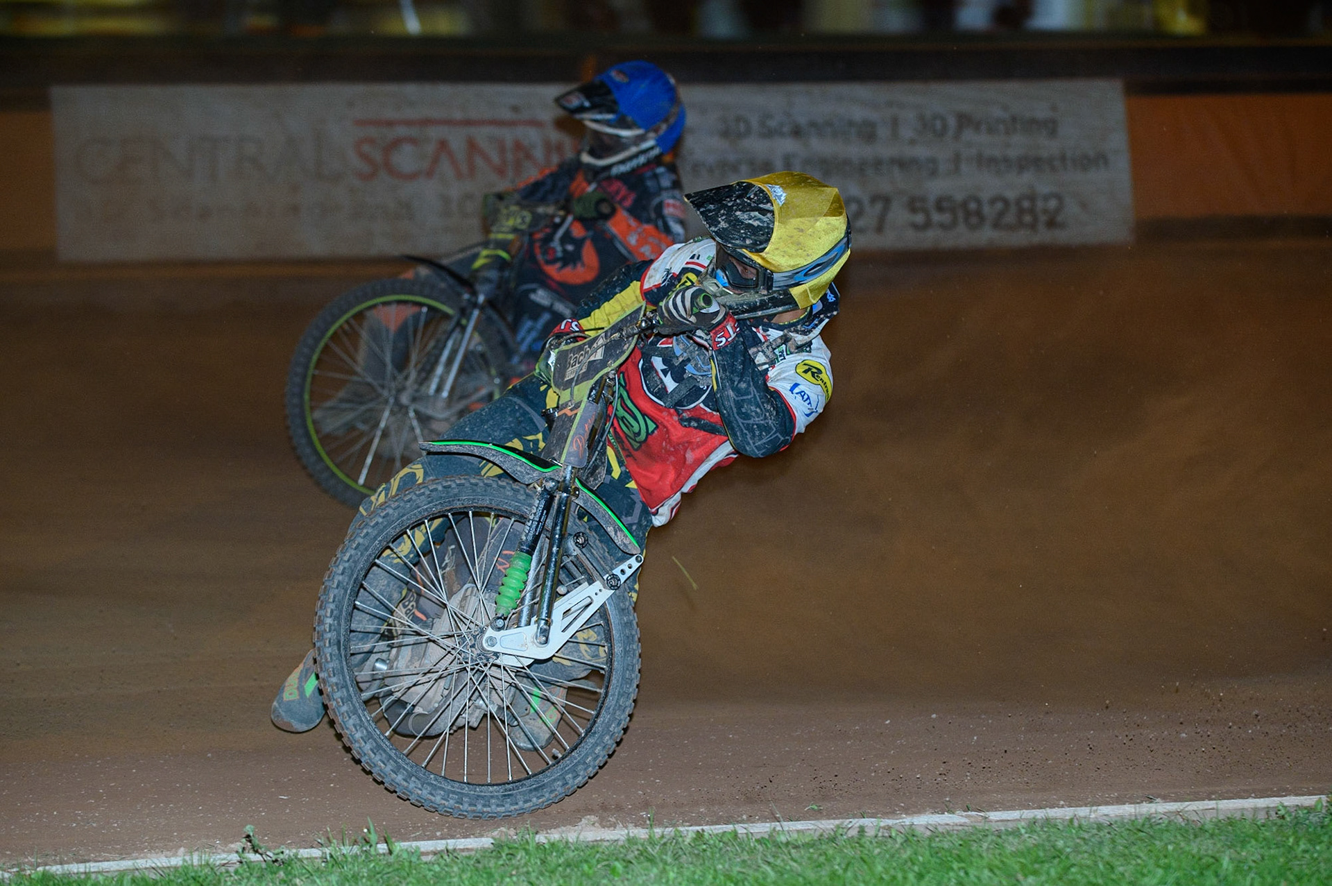 WOLVERHAMPTON, UK. AUGUST 30TH. Nikolaj B. Jakobsen  (Yellow)  leadsLeon Flint (Blue) during the SGB Premiership match between Wolverhampton Wolves and Belle Vue Aces at Monmore Green Stadium, Wolverhampton on Monday 30th August 2021. (Credit: Ian Charles | MI News)