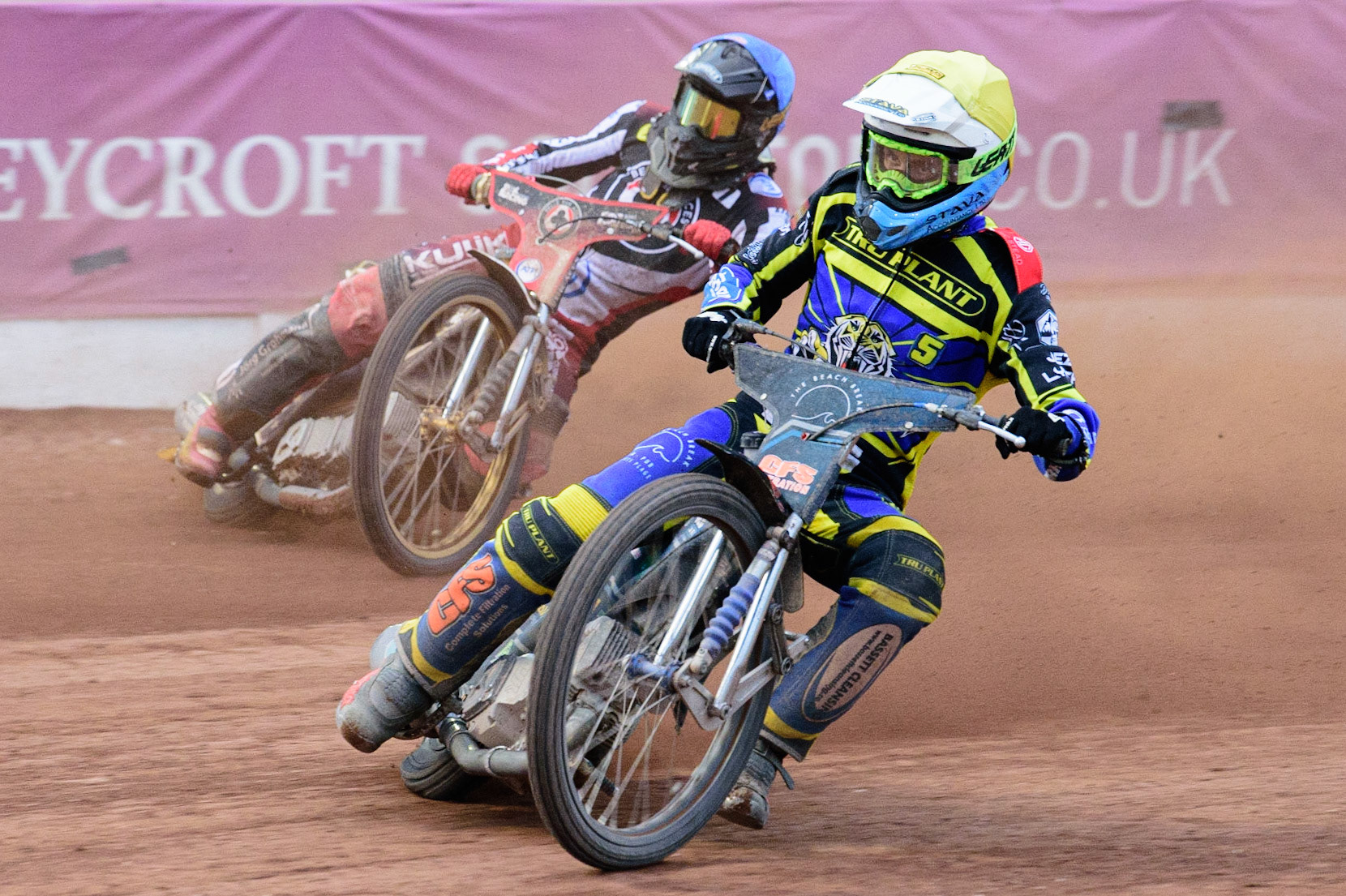 MANCHESTER, UK. JUL 5TH   Adam Ellis  (Yellow) leads Norick Blodorn  (Blue) during the SGB Premiership match between Belle Vue Aces and Sheffield Tigers at the National Speedway Stadium, Manchester on Tuesday 5th July 2022. (Credit: Ian Charles | MI News)