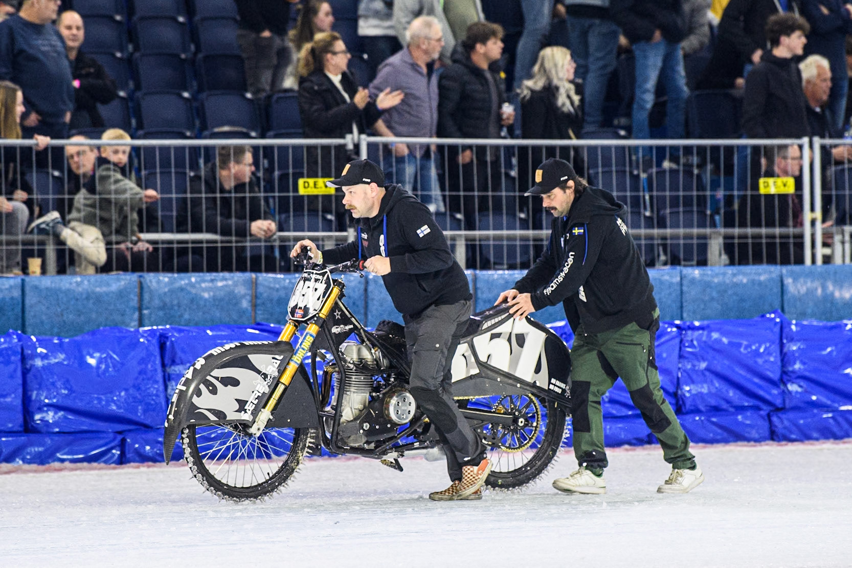 Jo Saetre’s mechanics push his bike back to the pits after his fall during the Roelof Thijs Bokaal, Ice Rink Thialf, Heerenveen, Netherlands on Friday 4th April 2025. (Photo: Ian Charles | MI News)