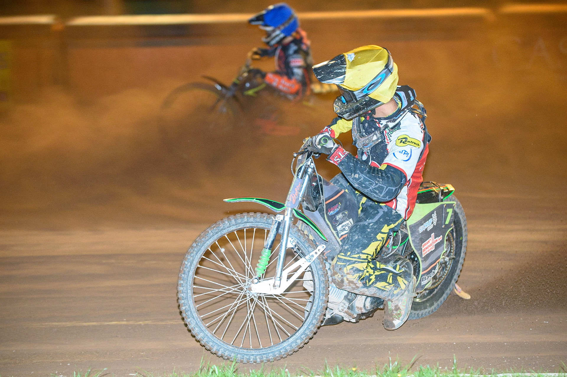 WOLVERHAMPTON, UK. AUGUST 30TH. Nikolaj B. Jakobsen  (Yellow) inside Leon Flint  (Blue) during the SGB Premiership match between Wolverhampton Wolves and Belle Vue Aces at Monmore Green Stadium, Wolverhampton on Monday 30th August 2021. (Credit: Ian Charles | MI News)