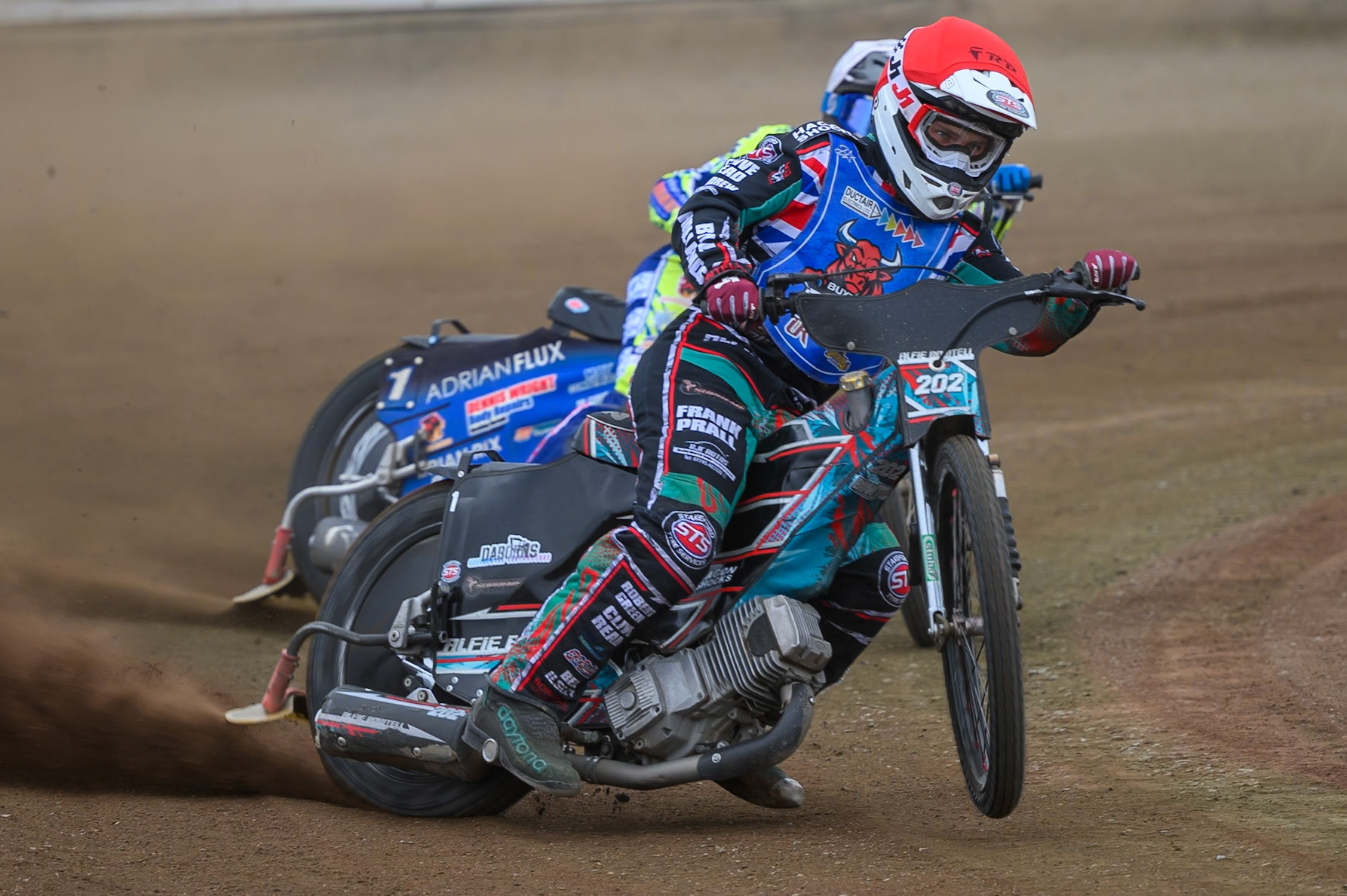Alfie Bowtell of Buxton Bulls in Red leading Jody Scott of Oxford Chargers in White during the WSRA National Development League match between Buxton Bulls and Oxford Chargers at Hi-Edge Speedway, Buxton on Sunday 2nd August 2026. (Photo: Ian Charles | MI News)