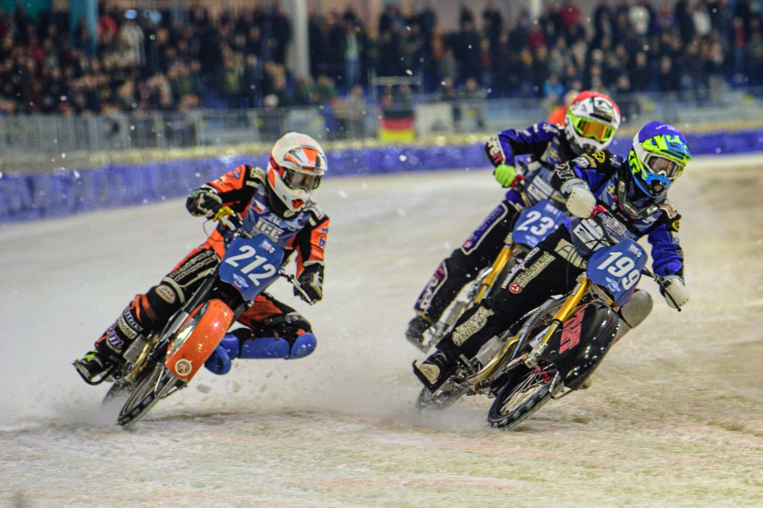 HEERENVEEN, NL.  Martin Hååruhiltunen (199)  (Blue) leads Lukas Hutla (212) (White) and Jimmy Hörrnell (237)  (Red)  during the FIM Ice Speedway Gladiators World Championship Final 4 at Ice Rink Thialf, Heerenveen on Sunday  3 April 2022. (Credit: Ian Charles | MI News)