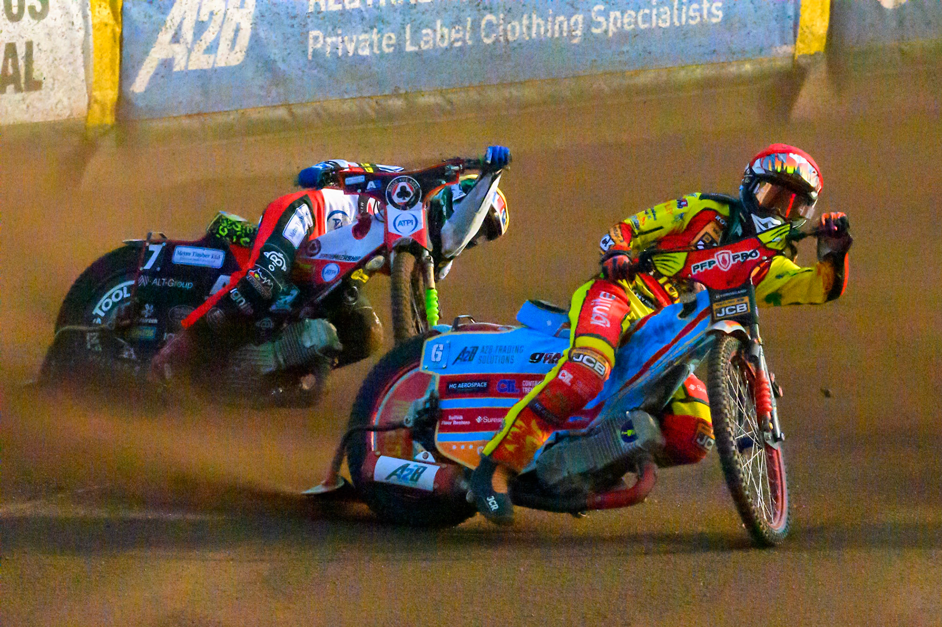 Drew Kemp of Leicester Lions  in Red leading Will Cairns of Belle Vue Aces in Yellow during the Rowe Motor Oil Premiership match between Leicester Lions and Belle Vue Aces at the Hydroscan Arena, Leicester on Thursday 23rd July 2026. (Photo: Ian Charles | MI News)