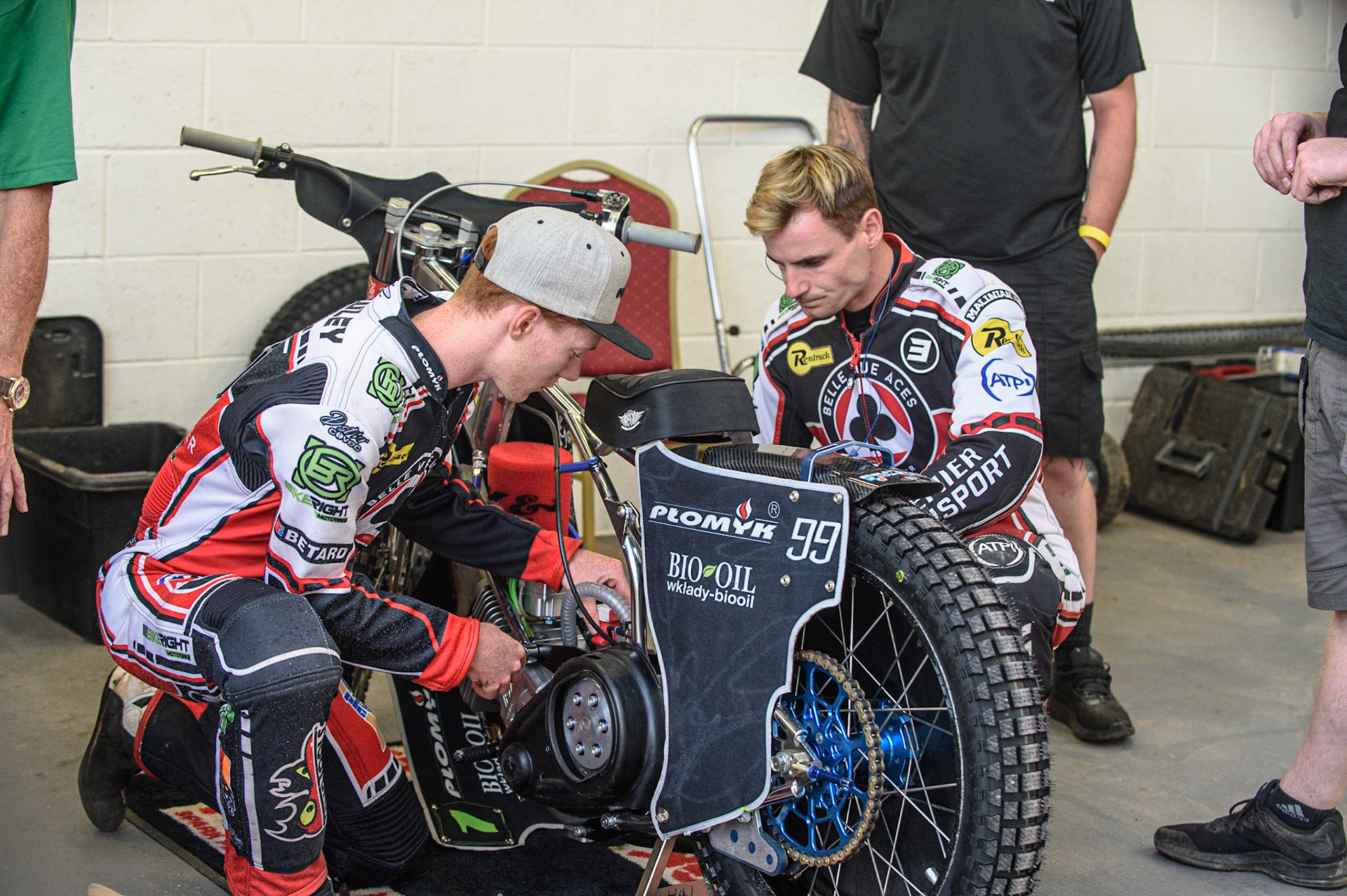 MANCHESTER UKDan Bewley  (left) and Steve Worrall  frantically work on Dan’s bike  during the SGB Premiership match between Belle Vue Aces and Ipswich Witches at the National Speedway Stadium, Manchester on Monday 2nd August 2021. (Credit: Ian Charles | MI News)