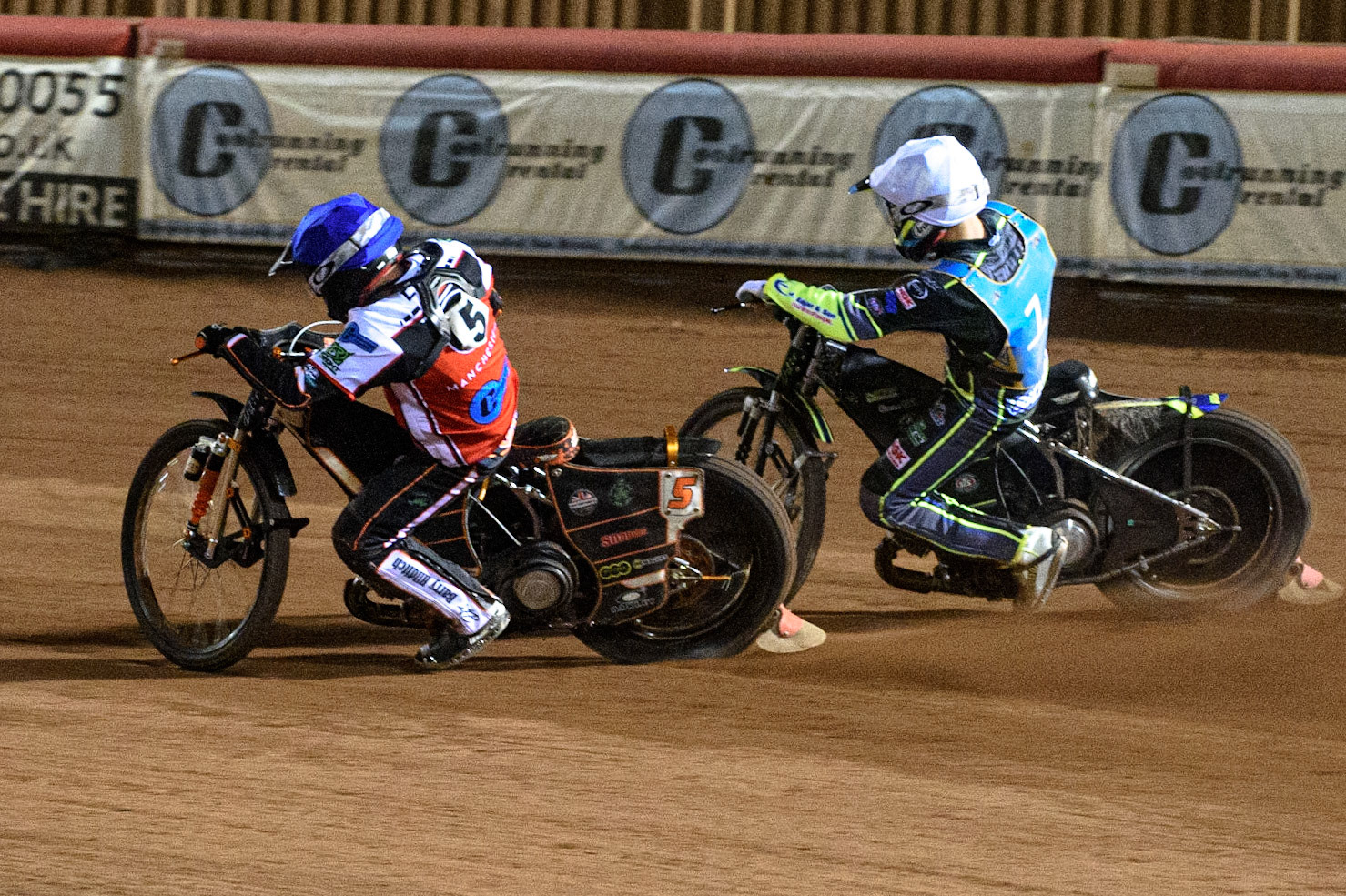 MANCHESTER, UK. AUGUST 20TH Jack Smith (Blue) passes Kyle Bickley ‘ (White) during the National Development League match between Belle Vue Aces and Armadale Devils at the National Speedway Stadium, Manchester on Friday 20th August 2021. (Credit: Ian Charles | MI News)