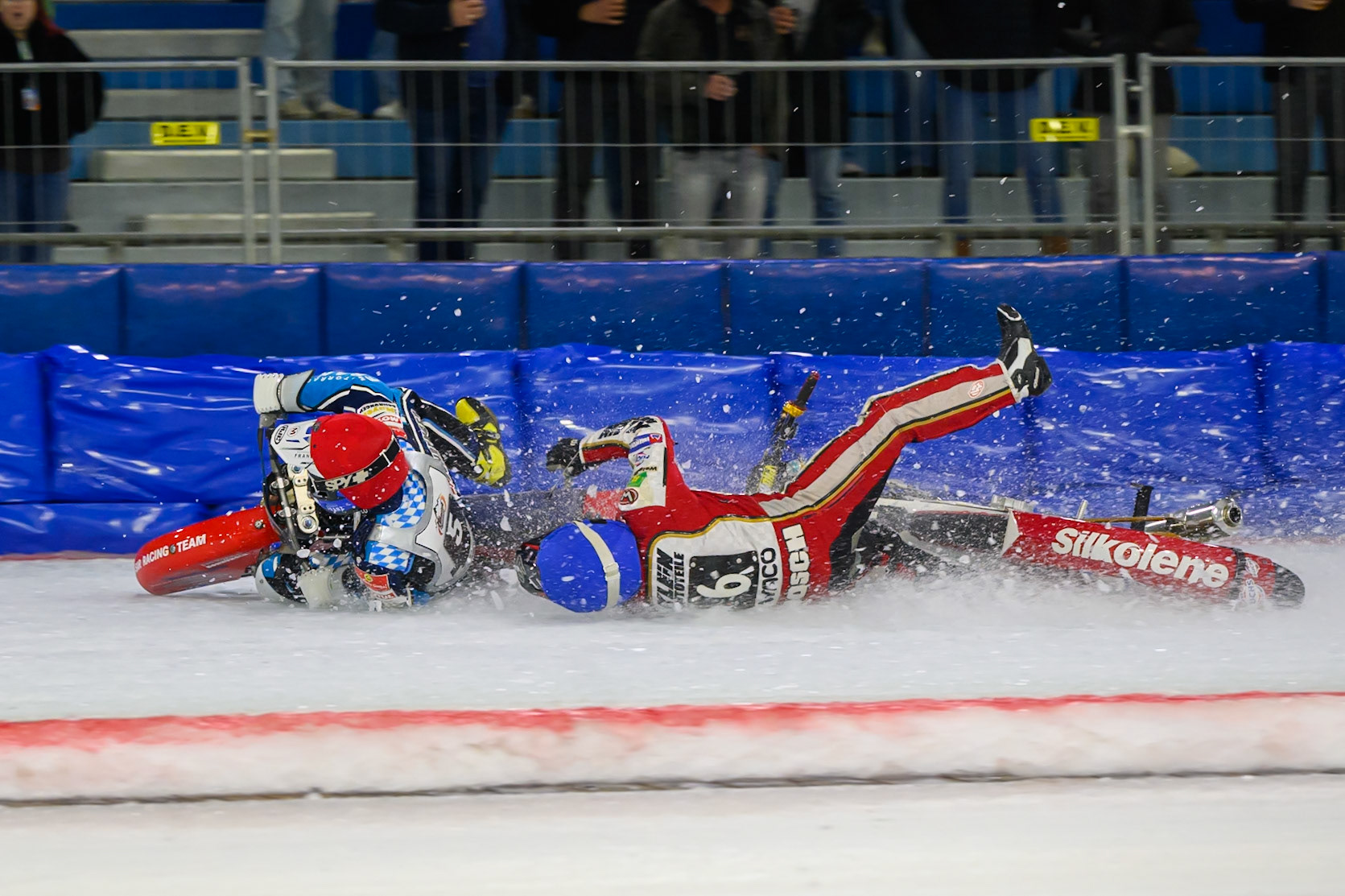 Simon Mayer of Germany in Red and Josef Kreuzberger of Austria in Blue collide and crash  during the ROELOF THIJS BOKAAL at Ice Rink Thialf, Heerenveen on Friday 10th April 2026.  (Photo: Ian Charles | MI News)
