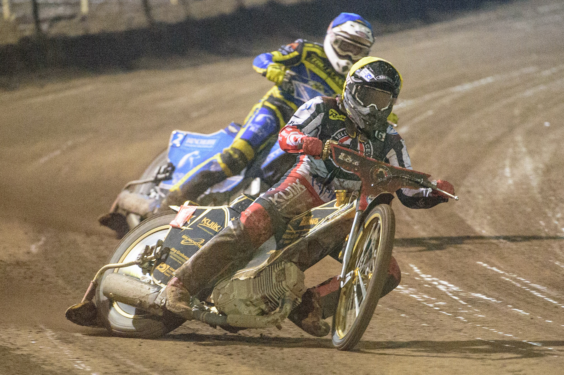 Norick Blödorn (Yellow) leads Lewis Kerr  (Blue) during the SGB Premiership Grand Final 2nd Leg between Sheffield Tigers and Belle Vue Aces at Owlerton Stadium, Sheffield on Thursday 13th October 2022. (Credit: Ian Charles | MI News)
