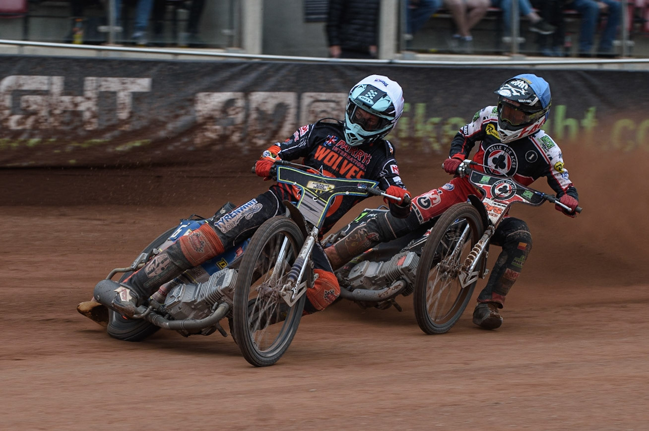 MANCHESTER, UK. AUGUST 30TH Ryan Douglas  (White) leads Dan Bewley  (Blue) during the SGB Premiership match between Belle Vue Aces and Wolverhampton Wolves at the National Speedway Stadium, Manchester on Monday 30th August 2021. (Credit: Ian Charles | MI News)