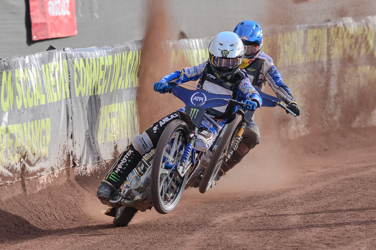 Jack Holder (25) of Australia in White leading Robert Lambert (505) of Great Britain  in Blue during the ATPI  FIM Speedway GP of Manchester at the National Speedway Stadium, Manchester on Friday 5th June 2026. (Photo: Ian Charles | MI News)