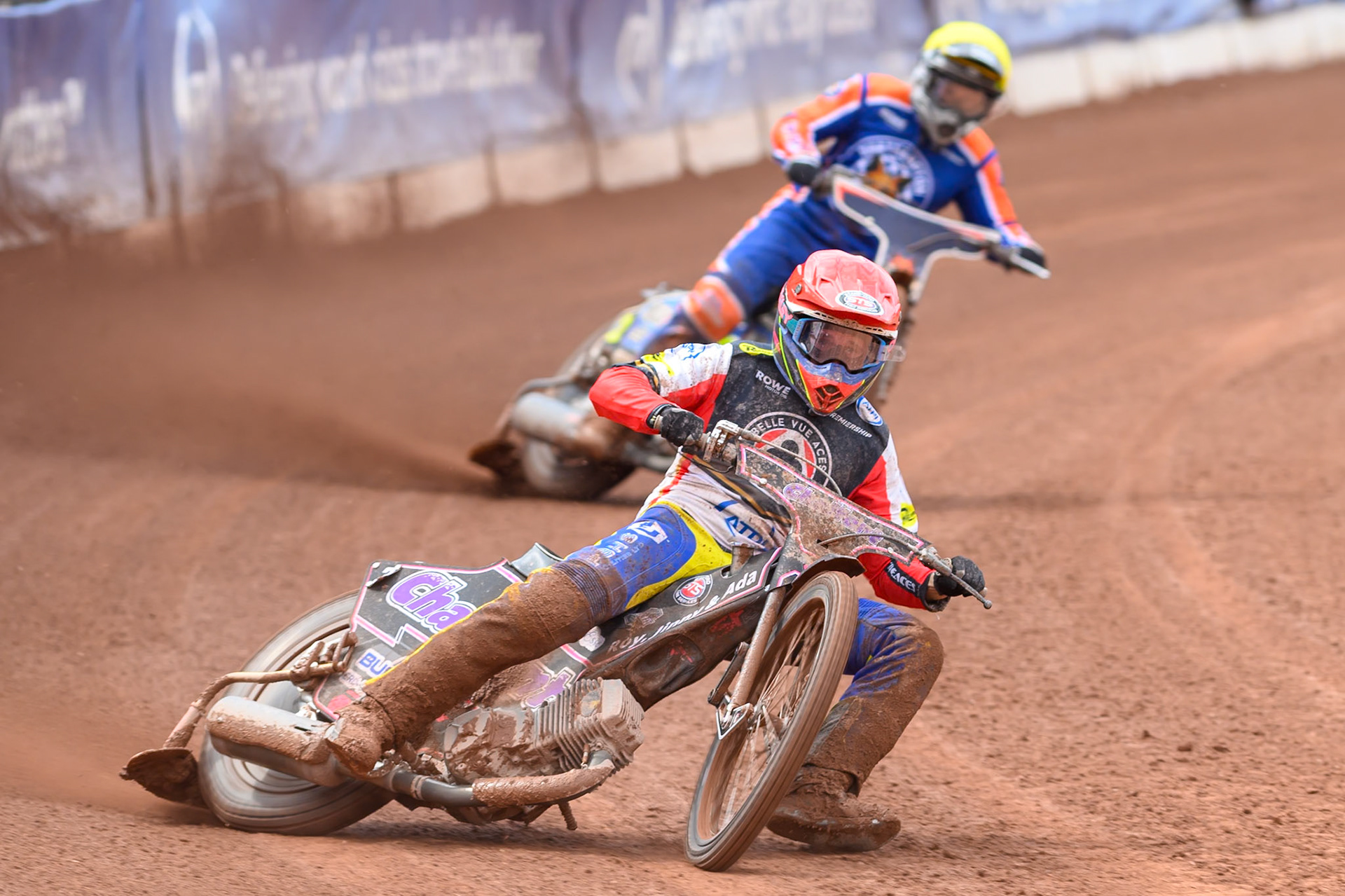 Leon Flint, Guest Rider for Belle Vue Aces in Red leading Troy Batchelor of Northampton Foxes in Yellow during the Rowe Motor Oil Premiership match between Belle Vue Aces and Northampton Foxes at the National Speedway Stadium, Manchester on Monday 4th May 2026. (Photo: Ian Charles | MI News)