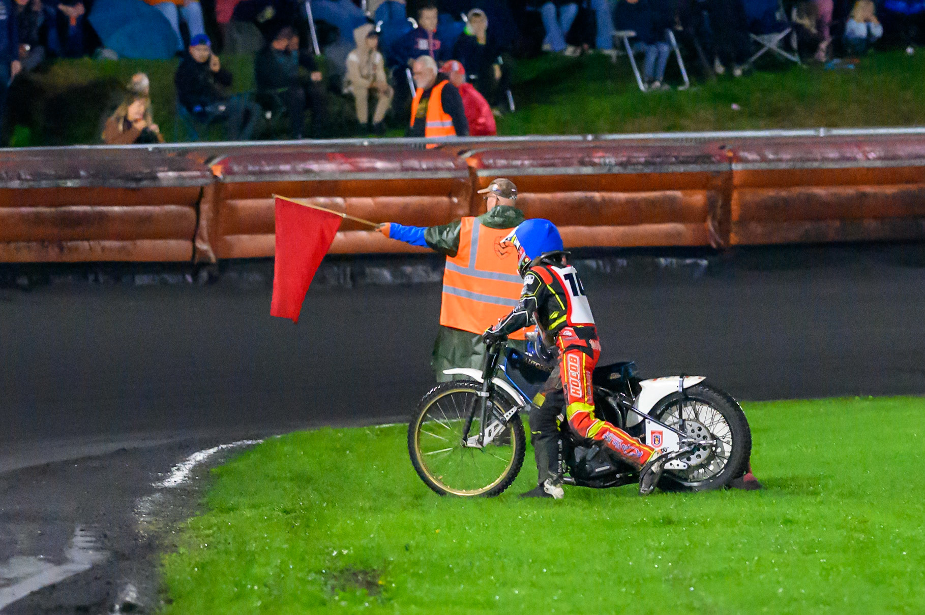 Niek Meijerink of The Netherlands pushes off the centre after his engine failure in his second heat during the Gouden KENNY Helm at Speedway Veenoord, Veenoord in the Netherlands on Saturday 19th September 2026. (Photo: Ian Charles | MI News)