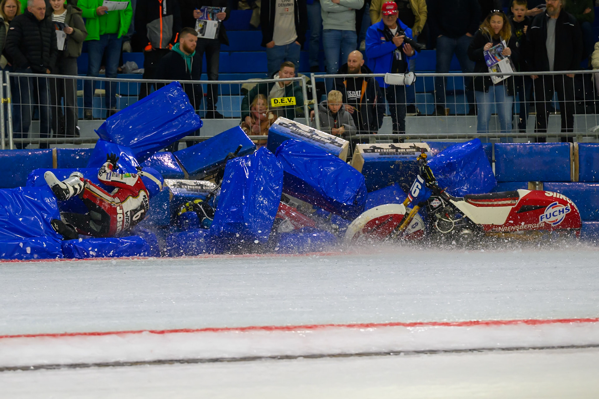 Simon Mayer of Germany in Red and Josef Kreuzberger of Austria in Blue collide and crash  during the ROELOF THIJS BOKAAL at Ice Rink Thialf, Heerenveen on Friday 10th April 2026.  (Photo: Ian Charles | MI News)