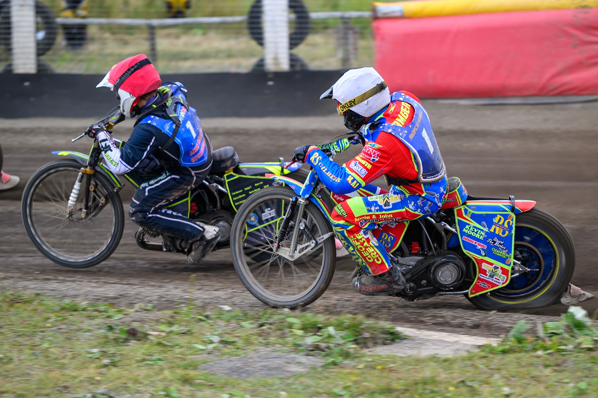 Simon Lambert of Kings Lynn Young Stars in White chases Nathan Ablitt, Guest Rider for Buxton Bulls in Red during the WSRA National Development League match between Buxton Bulls and King's Lynn Young Stars at Hi-Edge Speedway, Buxton on Sunday 9th August 2026. (Photo: Ian Charles | MI News)