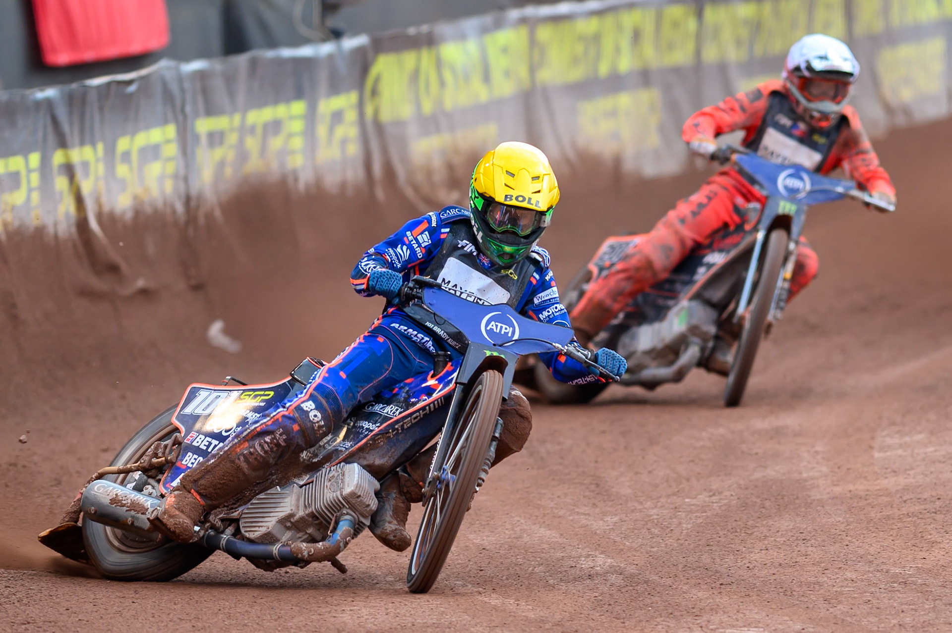 Brady Kurtz (101) of Australia in Yellow leading Jan Kvech (201) of Czech Republic in White during the ATPI  FIM Speedway GP of Manchester at the National Speedway Stadium, Manchester on Saturday 6th June 2026. (Photo: Ian Charles | MI News)