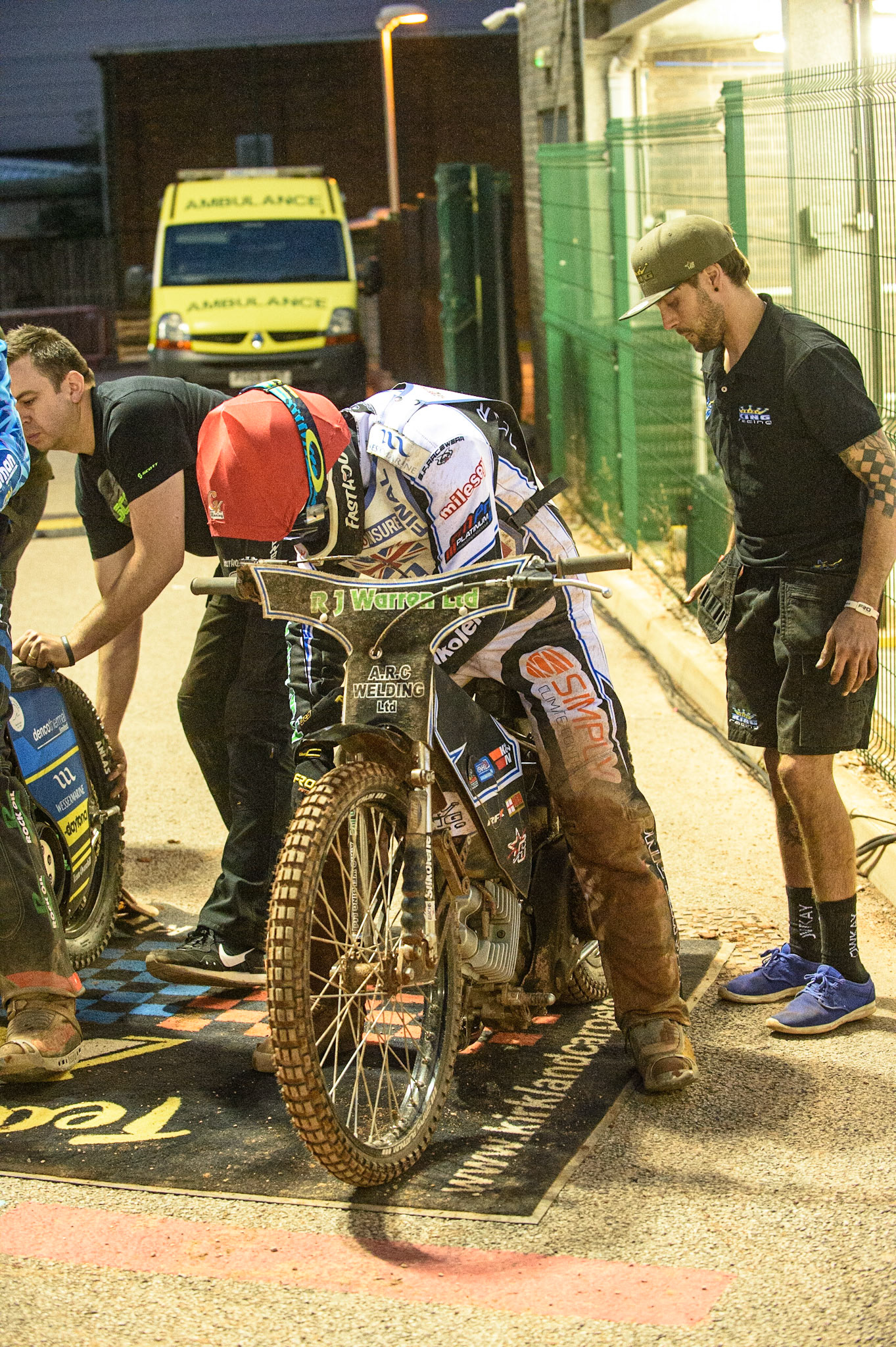 MANCHESTER, UK. AUGUST 16TH   Danny King  makes a last minute check before his next heat during the Sports Insure British Speedway Finals at the National Speedway Stadium, Manchester on Monday 16th August 2021. (Credit: Ian Charles | MI News)