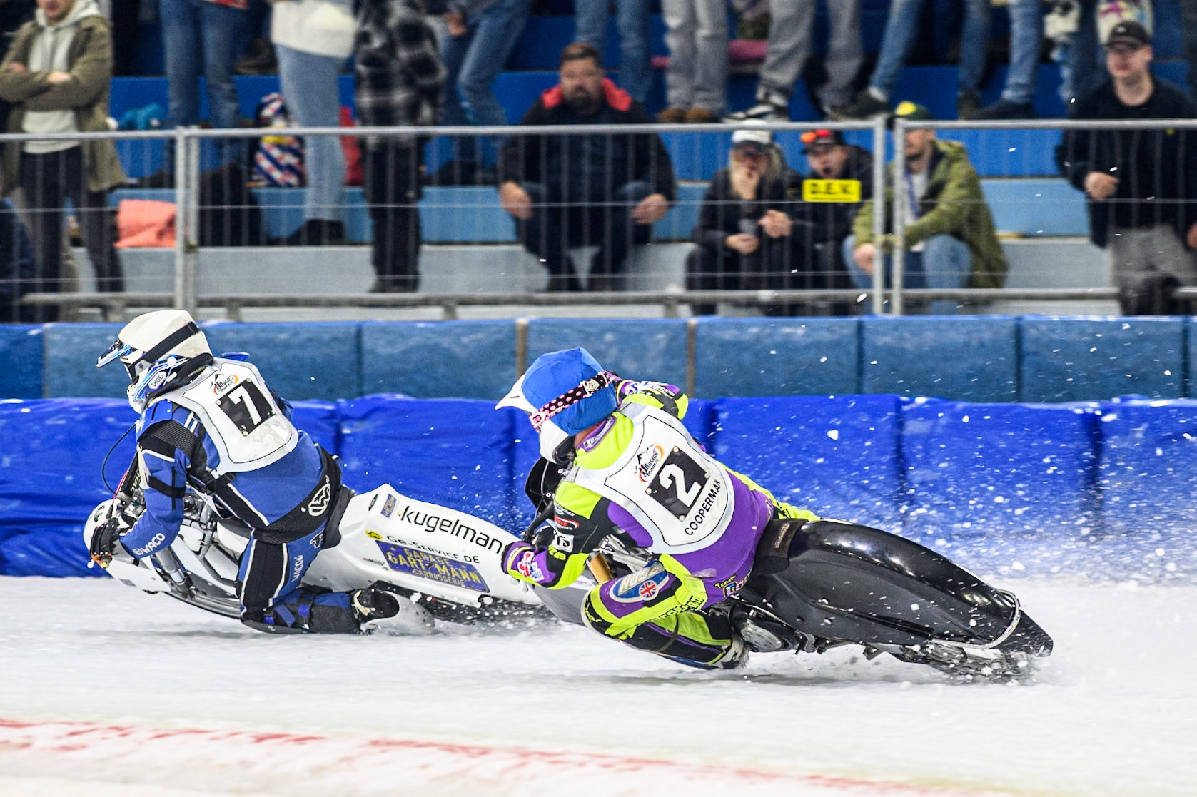 Paul Cooper of Great Britain in Blue chases Reinhard Greisel of Germany in White during the Roelof Thijs Bokaal, Ice Rink Thialf, Heerenveen, Netherlands on Friday 4th April 2025. (Photo: Ian Charles | MI News)