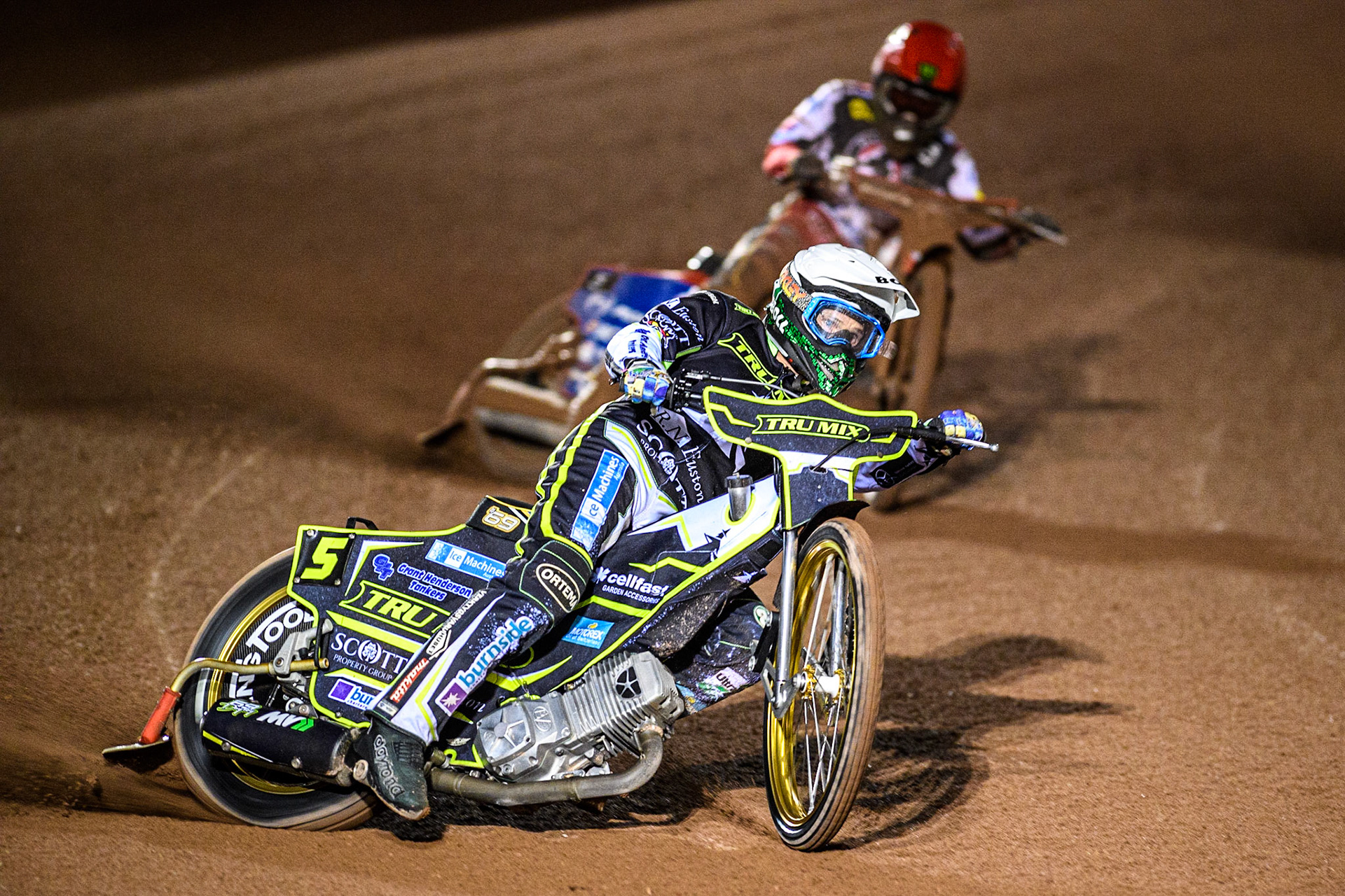 Jason Doyle (White) leads  Dan Bewley (Red) during the Sports Insure Premiership Semi Final Playoff 2nd leg match between Belle Vue Aces and Ipswich Witches at the National Speedway Stadium, Manchester on Monday 25th September 2023. (Photo: Ian Charles | MI News)