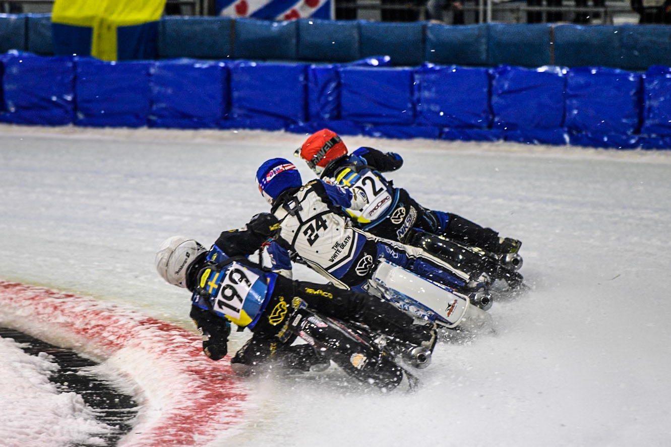 Martin Haarahiltunen (199) of Sweden in White tries to force a war past Max Koivula (24) of Finland in Blue and Niclas Svensson (192) of Sweden in Red during the FIM Ice Speedway Gladiators World Championship, Final 4 at the Ice Stadium, Thialf, Heerenveen on Sunday 6th April 2025. (Photo: Ian Charles | MI News)