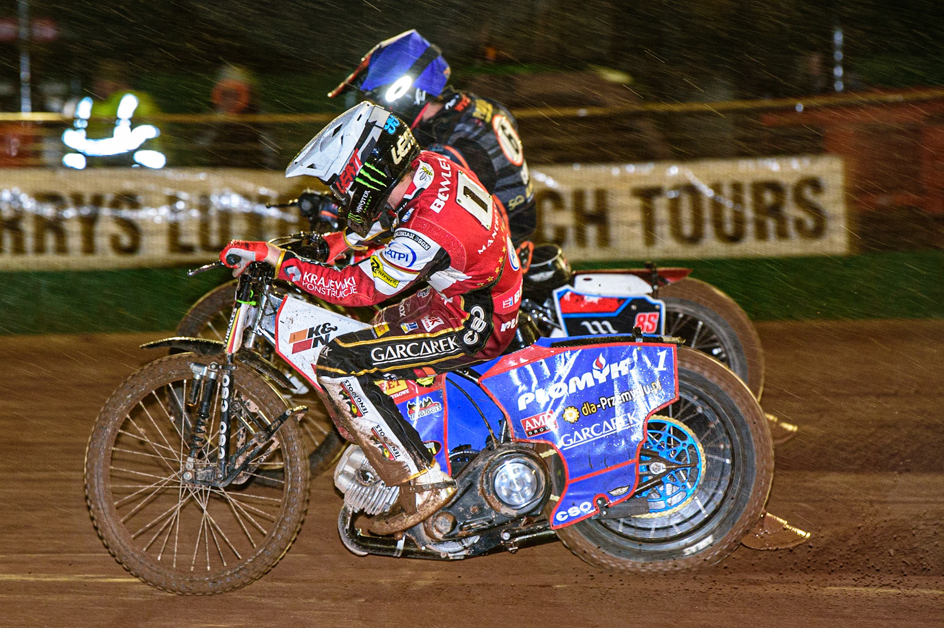 Dan Bewley  (White) inside Zach Cook  (Blue) during the SGB Premiership Knock Out Cup Quarter Final 1st Leg between Wolverhampton Wolves and Belle Vue Aces at Monmore Green Stadium, Wolverhampton on Monday 10th April 2023. (Photo: Ian Charles | MI News)