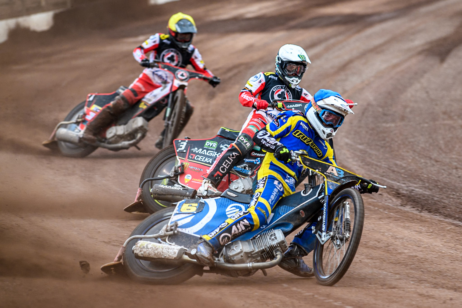 Lewis Kerr of Sheffield Tigers in Blue leading Jaimon Lidsey of Belle Vue Aces in White and Zach Cook of Belle Vue Aces in Yellow during the Rowe Motor Oil Premiership match between Sheffield Tigers and Belle Vue Aces at Owlerton Stadium, Sheffield on Monday 5th May 2025. (Photo: Ian Charles | MI News)