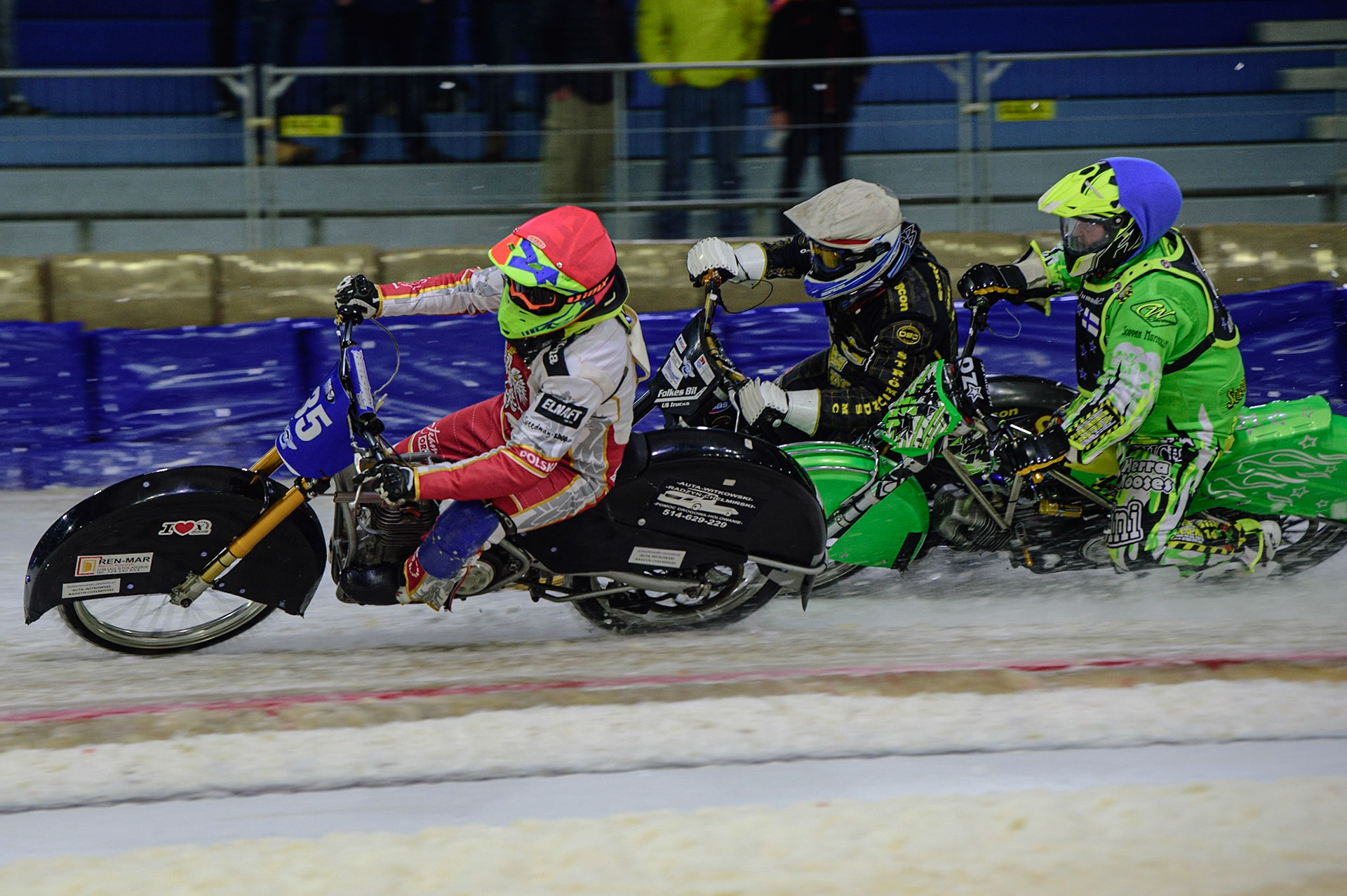 HEERENVEEN, NL. APR 1.  Michał Knapp (Red) leads Hans-Olov Olsen (White) and Jani Kouvula (Blue) during the ROLOEF THIJS BOKAAL  at Ice Rink Thialf, Heerenveen on Friday 1st April 2022. (Credit: Ian Charles | MI News)