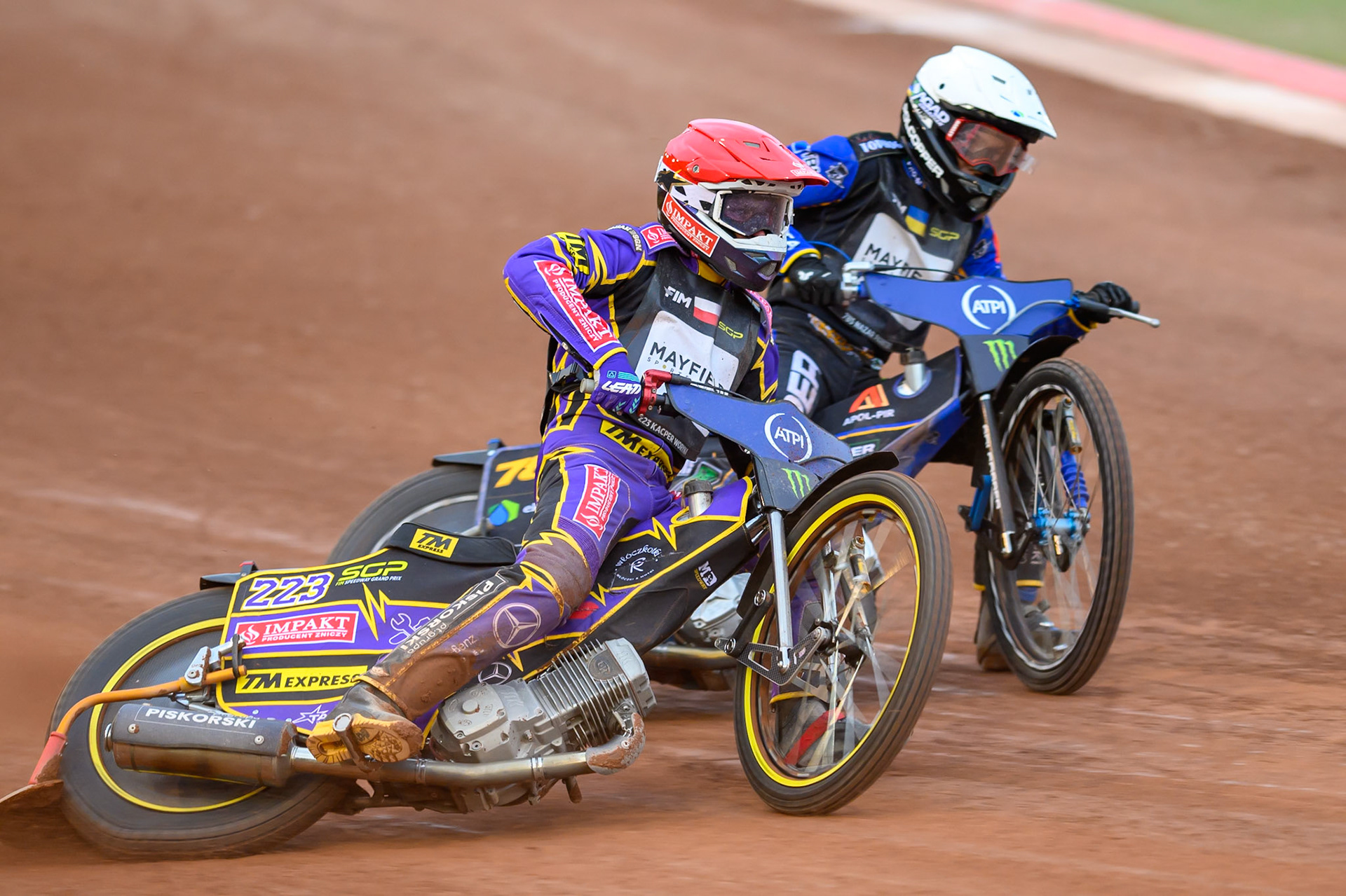 Kacper Woryna (223) of Poland in Red rides outside Nazar Parnitskyi (785) of Ukraine in White during the ATPI  FIM Speedway GP of Manchester at the National Speedway Stadium, Manchester on Friday 5th June 2026. (Photo: Ian Charles | MI News)
