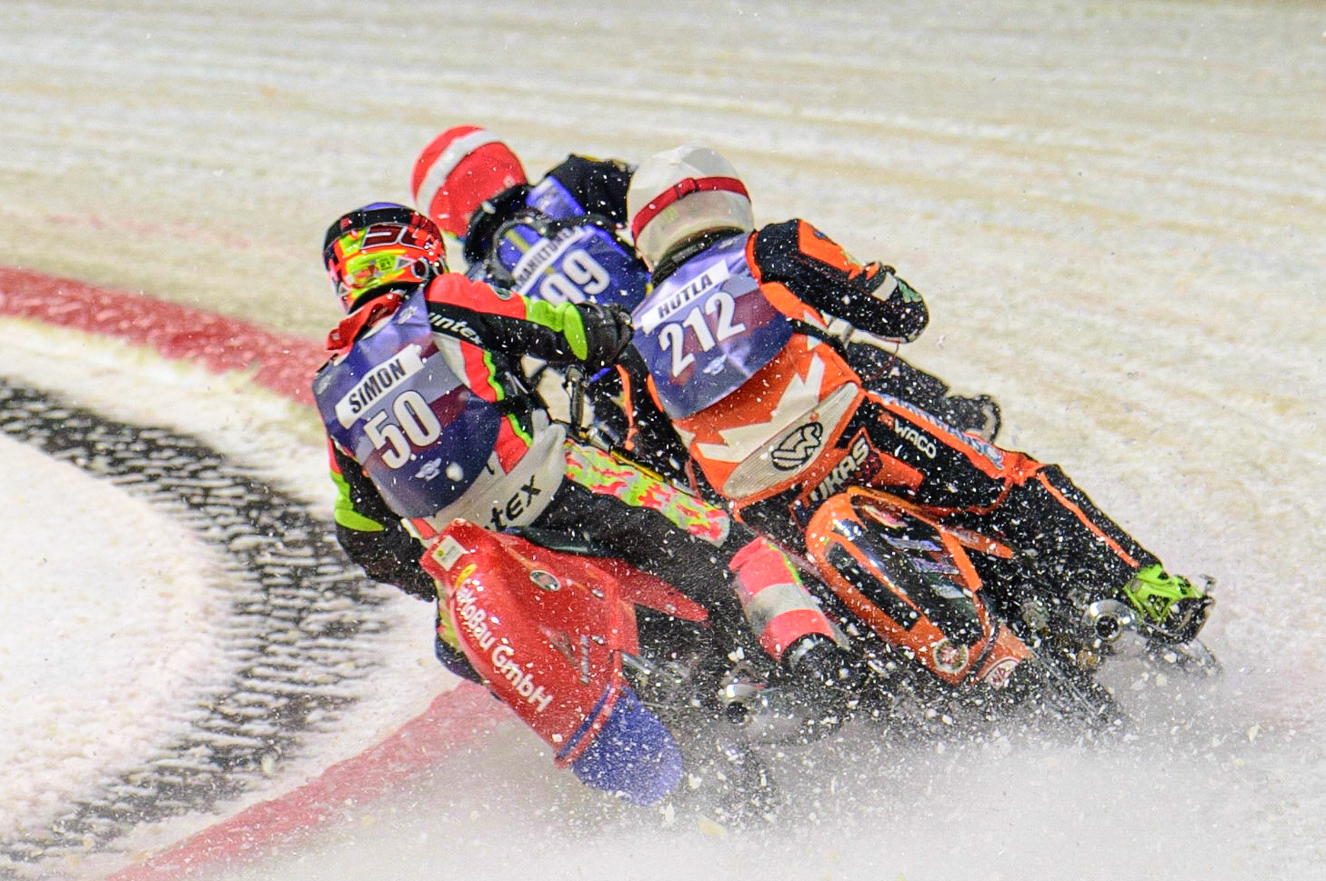 HEERENVEEN, NL. A tight first turn with Martin Hååruhiltunen (199) , Harald Simon (50) and Lukas Hutla (212)  during the FIM Ice Speedway Gladiators World Championship Final 4 at Ice Rink Thialf, Heerenveen on Sunday  3 April 2022. (Credit: Ian Charles | MI News)