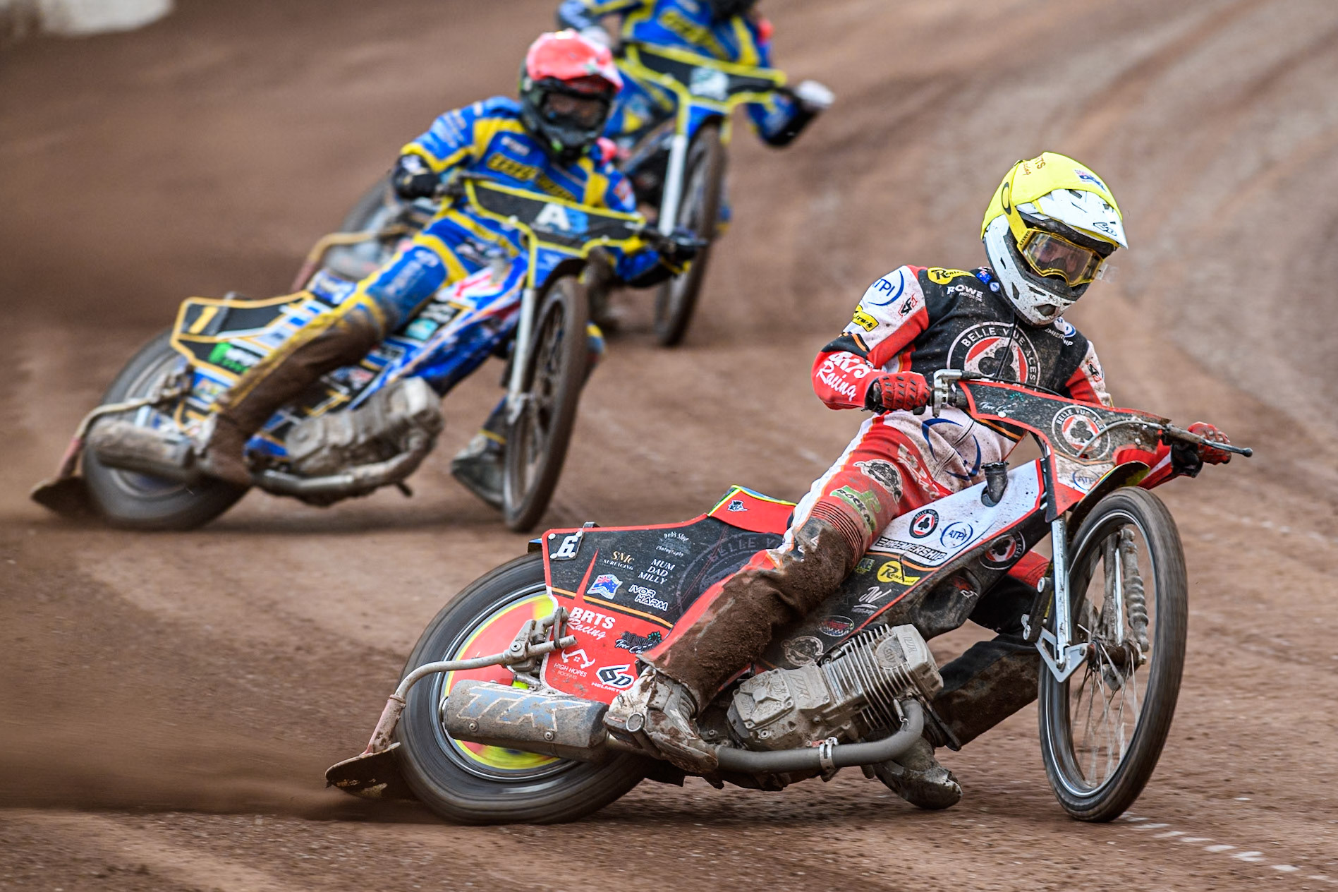 Tate Zischke of Belle Vue Aces in Yellow leading Jack Holder of Sheffield Tigers in Red during the Rowe Motor Oil Premiership match between Sheffield Tigers and Belle Vue Aces at Owlerton Stadium, Sheffield on Monday 5th May 2025. (Photo: Ian Charles | MI News)