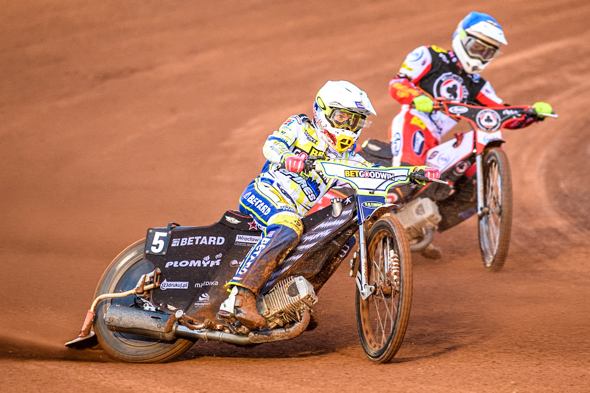 Oxford Spires' Maciej Janowski in White leading Belle Vue Aces' Jake Mulford in Blue during the Rowe Motor Oil Premiership match between Belle Vue Aces and Oxford Spires at the National Speedway Stadium, Manchester on Monday 14th April 2025. (Photo: Ian Charles | MI News)