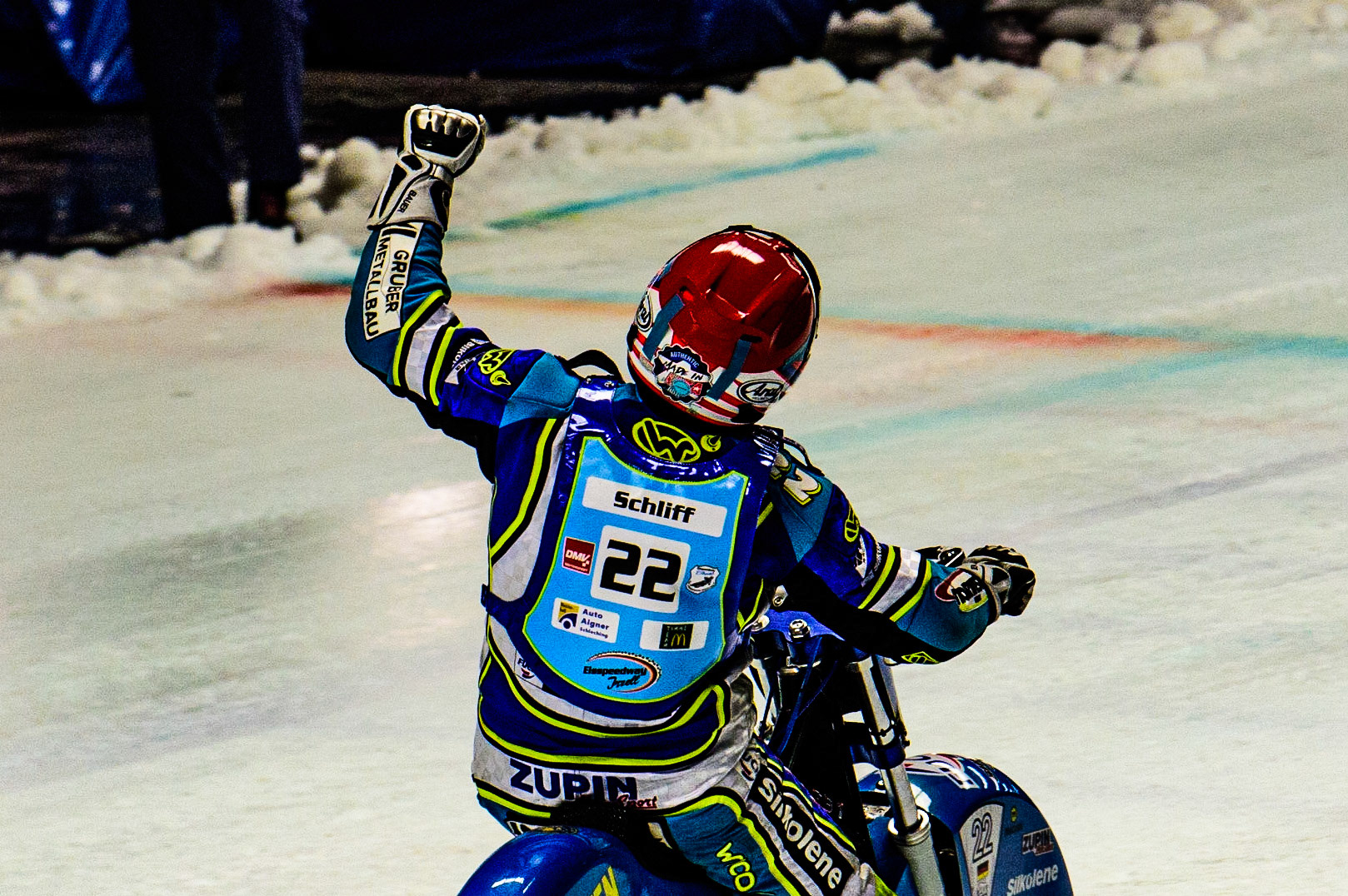Günther Bauer waves to the crowd on his last lap during the Race of Legends at the Max-Aicher-Arena, Inzell on Friday 17th March 2023. (Photo: Ian Charles | MI News)