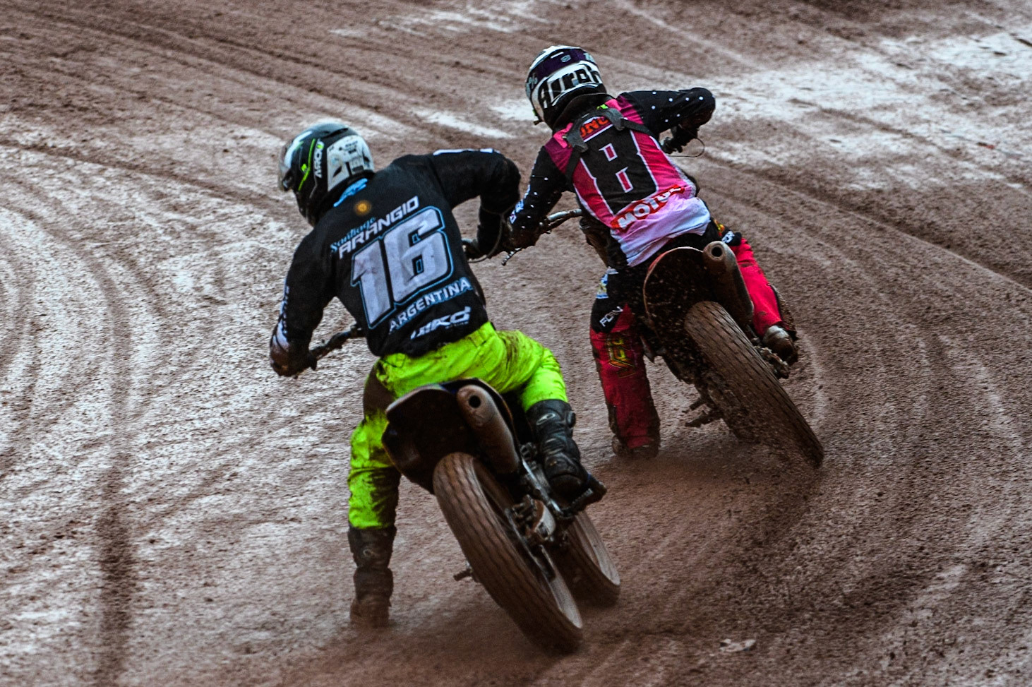 Matteo Boncinelli (8) from Italy leads Santagio Arangio (16) from Argentina during the FIM World Flat Track Championship Round 1 at the National Speedway Stadium, Manchester on Saturday 5th August 2023. (Photo: Ian Charles | MI News)