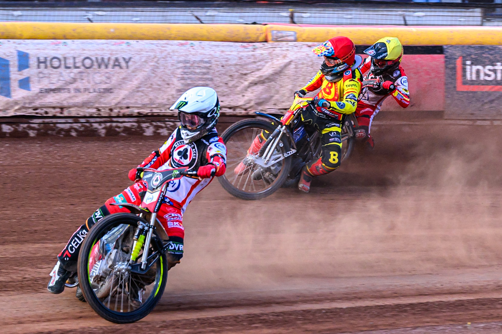 Belle Vue Aces' Jaimon Lidsey in White leading as Birmingham Brummies' Jonas Jeppesen in Red takes Belle Vue Aces' Zach Cook wide and into the dirt during the Rowe Motor Oil Premiership match between Birmingham Brummies and Belle Vue Aces at Perry Bar Stadium, Birmingham on Monday 2nd June 2025. (Photo: Ian Charles | MI News)