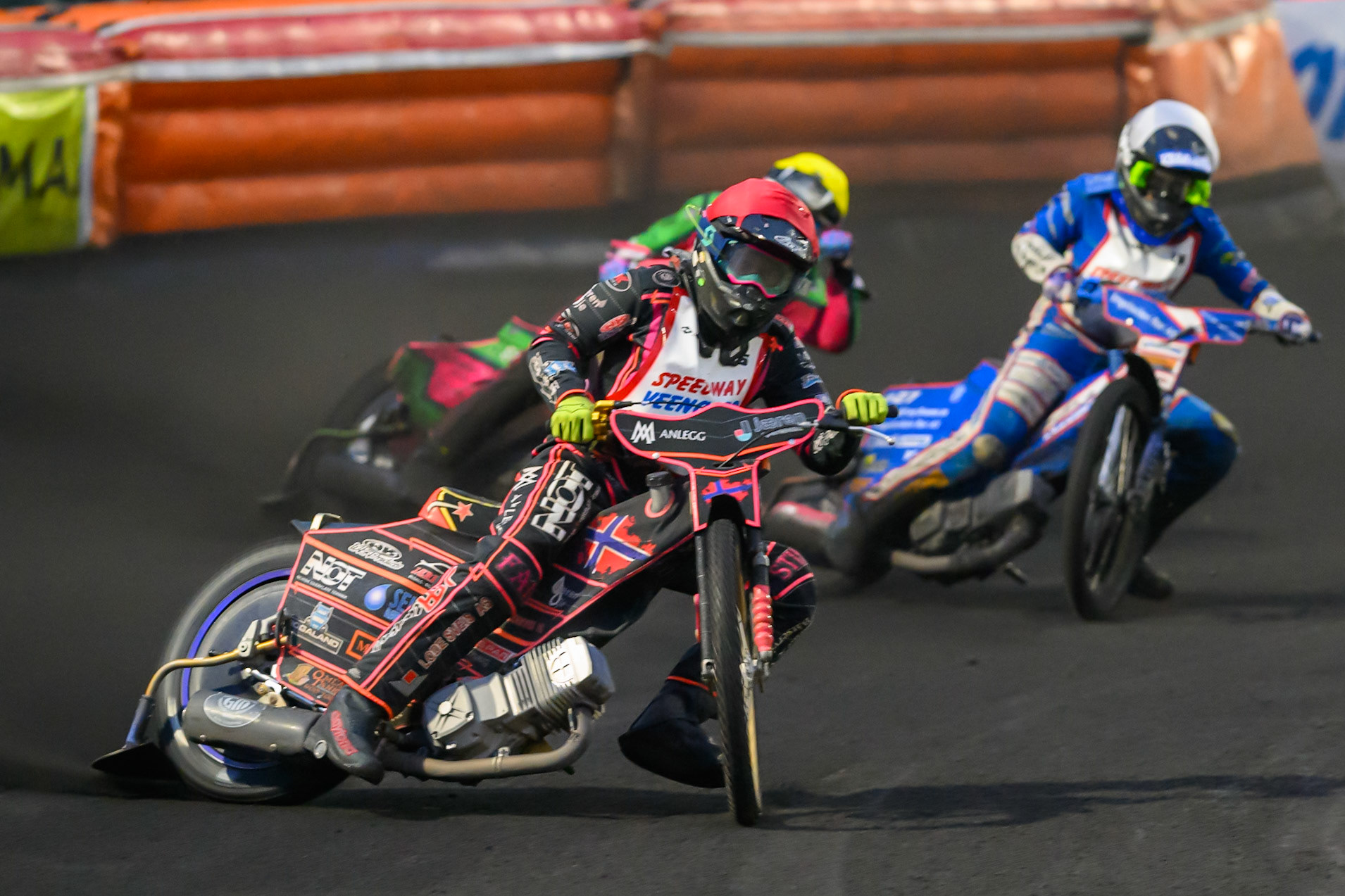 Glenn Moi of Norway in Red leading Truis Kamhaug of Norway in White and Zoltan Lovas of Hungary in Yellow during the Gouden KENNY Helm at Speedway Veenoord, Veenoord in the Netherlands on Saturday 19th September 2026. (Photo: Ian Charles | MI News)