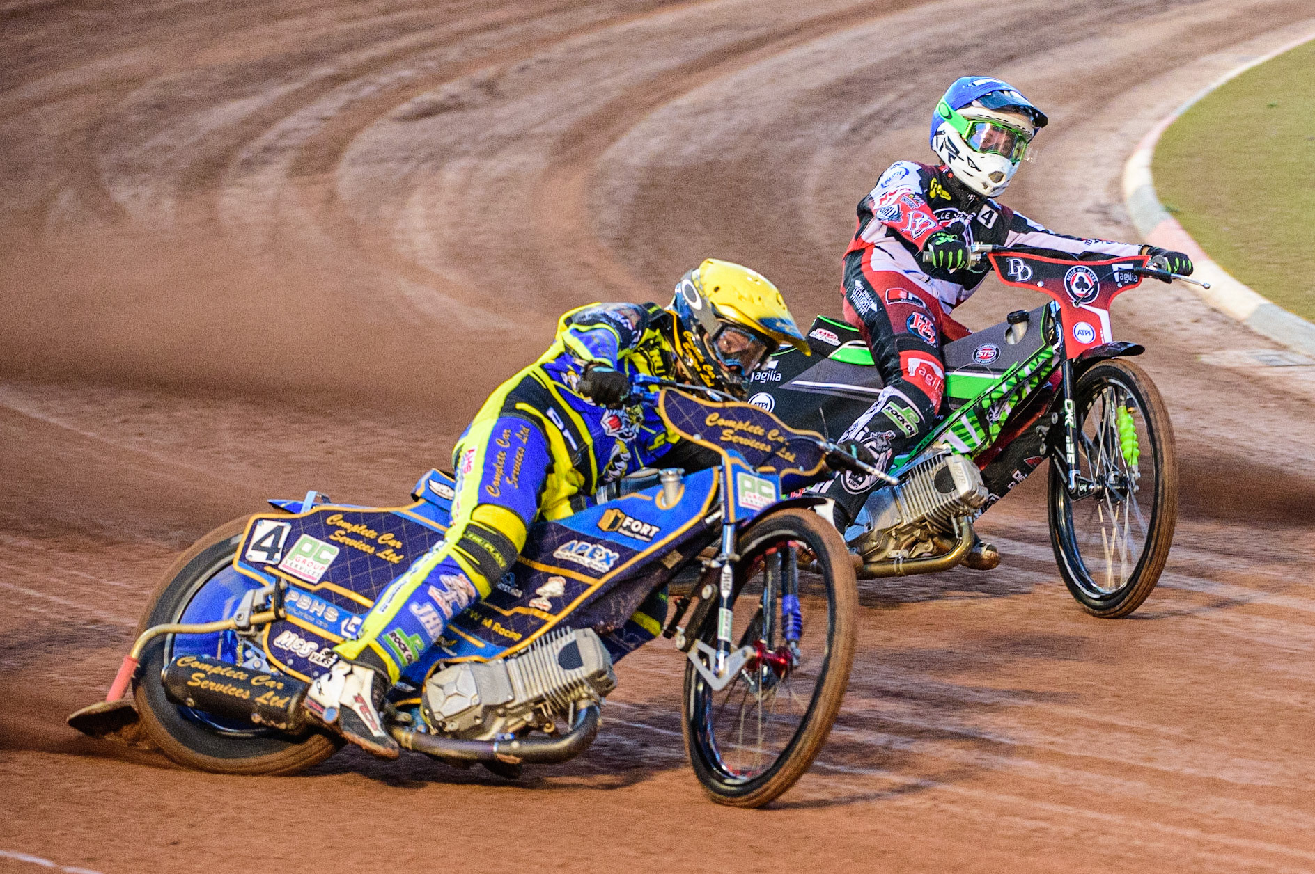 Kyle Howarth  (Yellow) outside Charles Wright  (Blue) during the SGB Premiership match between Belle Vue Aces and Sheffield Tigers at the National Speedway Stadium, Manchester on Monday 5th September 2022. (Credit: Ian Charles | MI News)