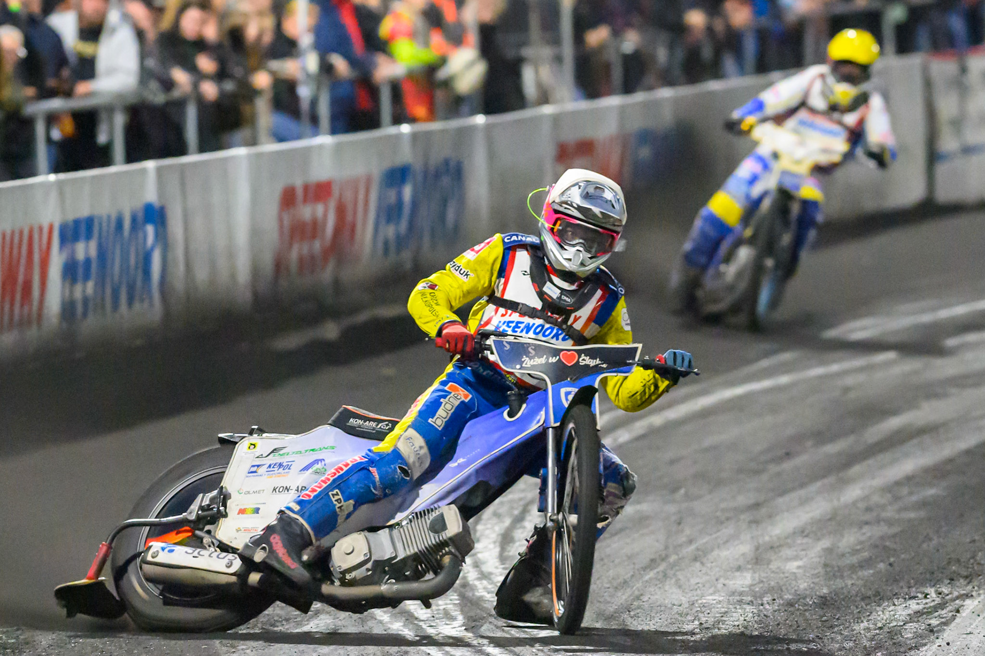 Leon Sziegiel of Poland in White leading Rasmus Pedersen of Denmark in Yellow during the Gouden KENNY Helm at Speedway Veenoord, Veenoord in the Netherlands on Saturday 19th September 2026. (Photo: Ian Charles | MI News)