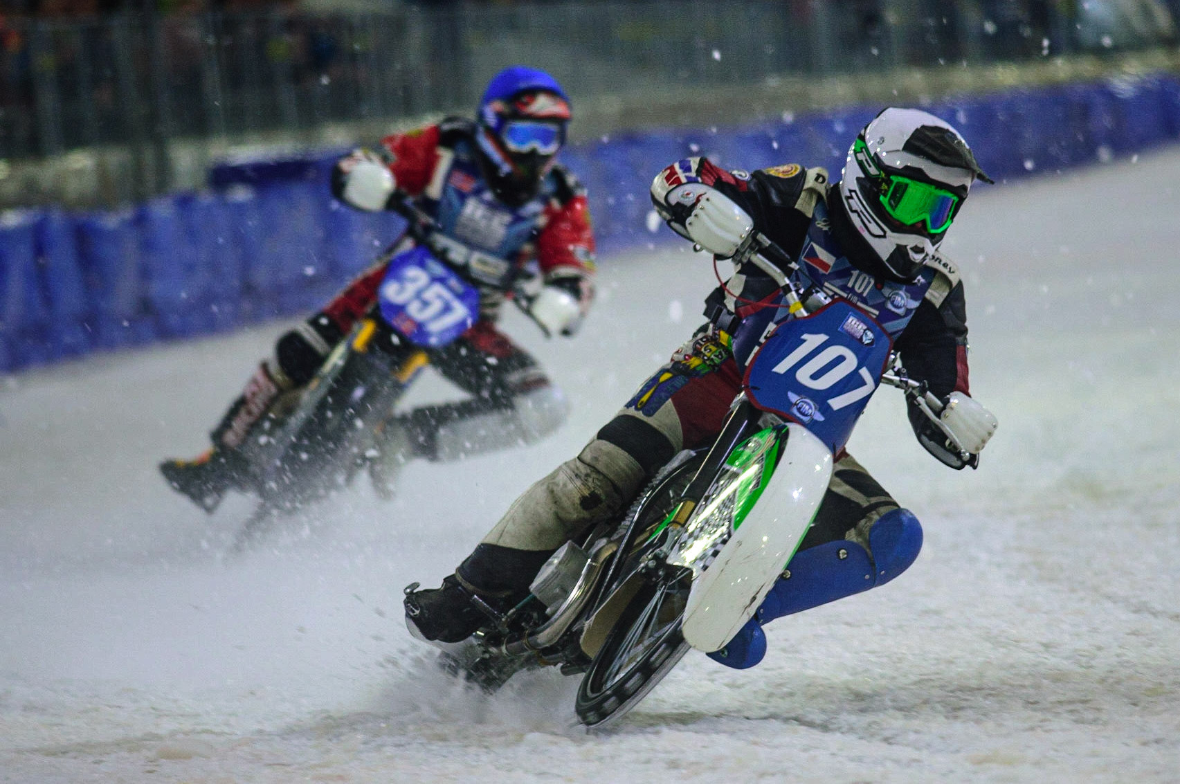 HEERENVEEN, NL. 107\ (White) leads Jo Sætre (357) (Blue)  during the FIM Ice Speedway Gladiators World Championship Final 4 at Ice Rink Thialf, Heerenveen on Sunday  3 April 2022. (Credit: Ian Charles | MI News)