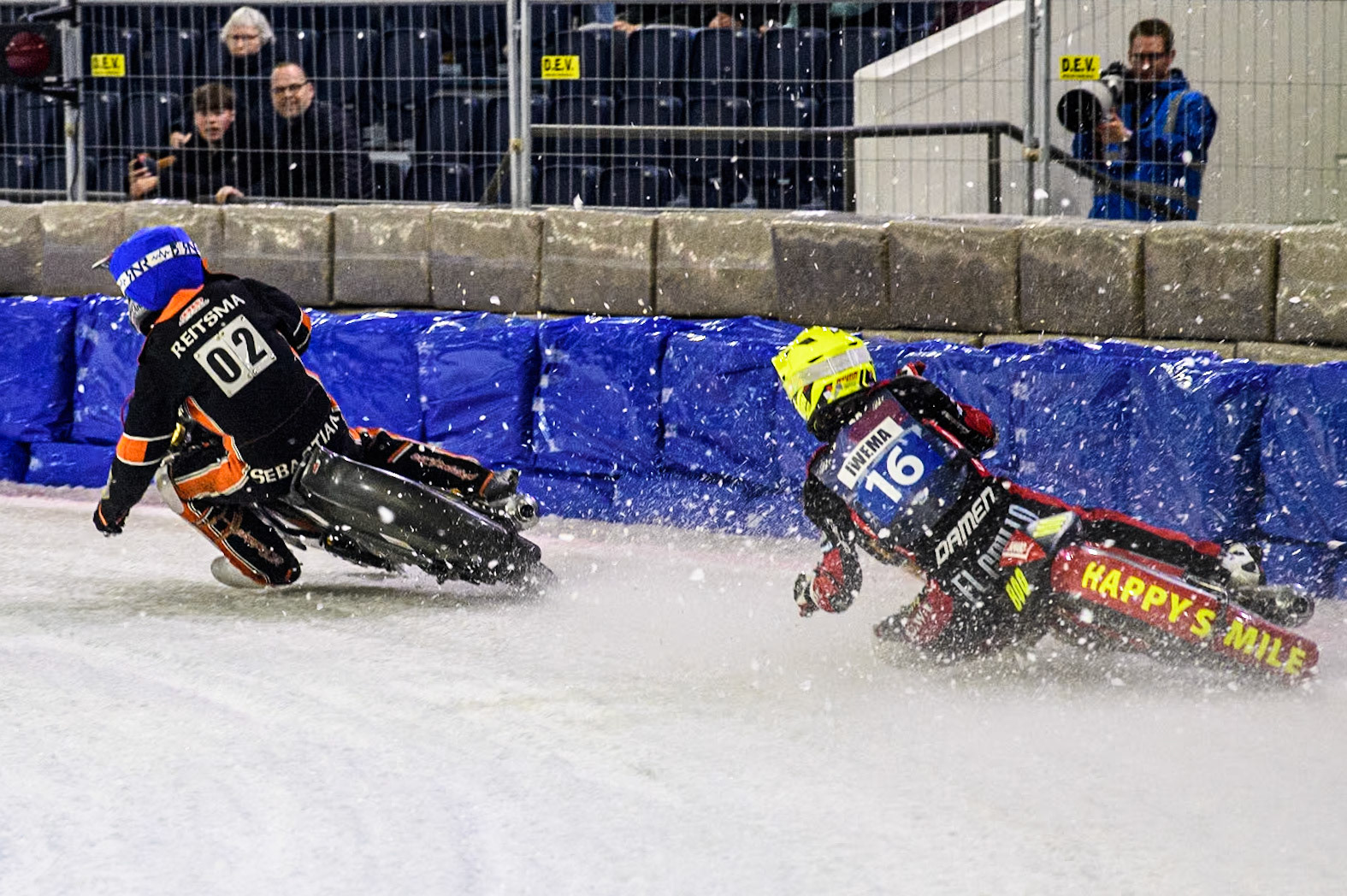 Jasper Iwema of The Netherlands in Yellow chases Sebastian Reitsma of The Netherlands in Blue during the Roelof Thijs Bokaal at Ice Rink Thialf, Heerenveen, The Netherlands on Friday 5th April 2024. (Photo: Ian Charles | MI News)