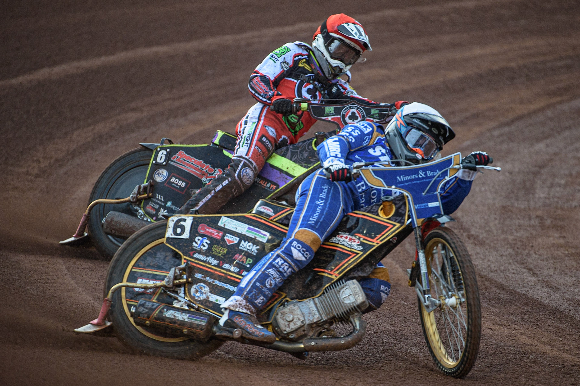 MANCHESTER, UK. AUGUST 23RD    Connor Mountain  (White) leads Tom Brennan  (Red) during the SGB Premiership match between Belle Vue Aces and King's Lynn Stars at the National Speedway Stadium, Manchester on Monday 23rd August 2021. (Credit: Ian Charles | MI News)