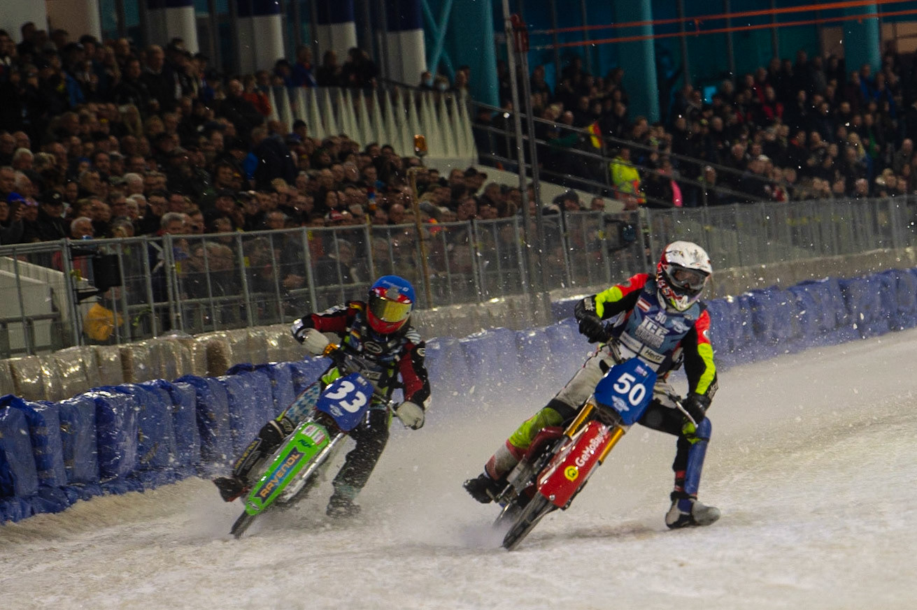 HEERENVEEN, NL. Harald Simon (50) (White) leads Johann Weber (33)  (Blue) during the FIM Ice Speedway Gladiators World Championship Final 3 at Ice Rink Thialf, Heerenveen on Saturday  2 April 2022. (Credit: Ian Charles | MI News)
