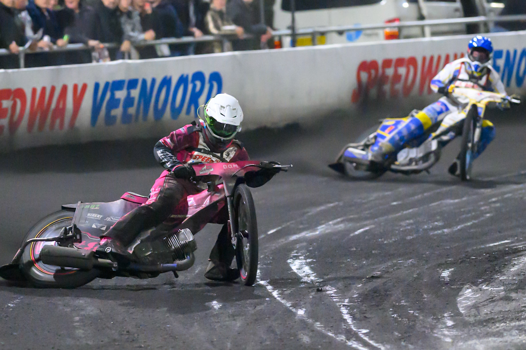 Hannah Grunwald of Germany in White leading Rasmus Pedersen of Denmark in Blue  during the Gouden KENNY Helm at Speedway Veenoord, Veenoord in the Netherlands on Saturday 19th September 2026. (Photo: Ian Charles | MI News)