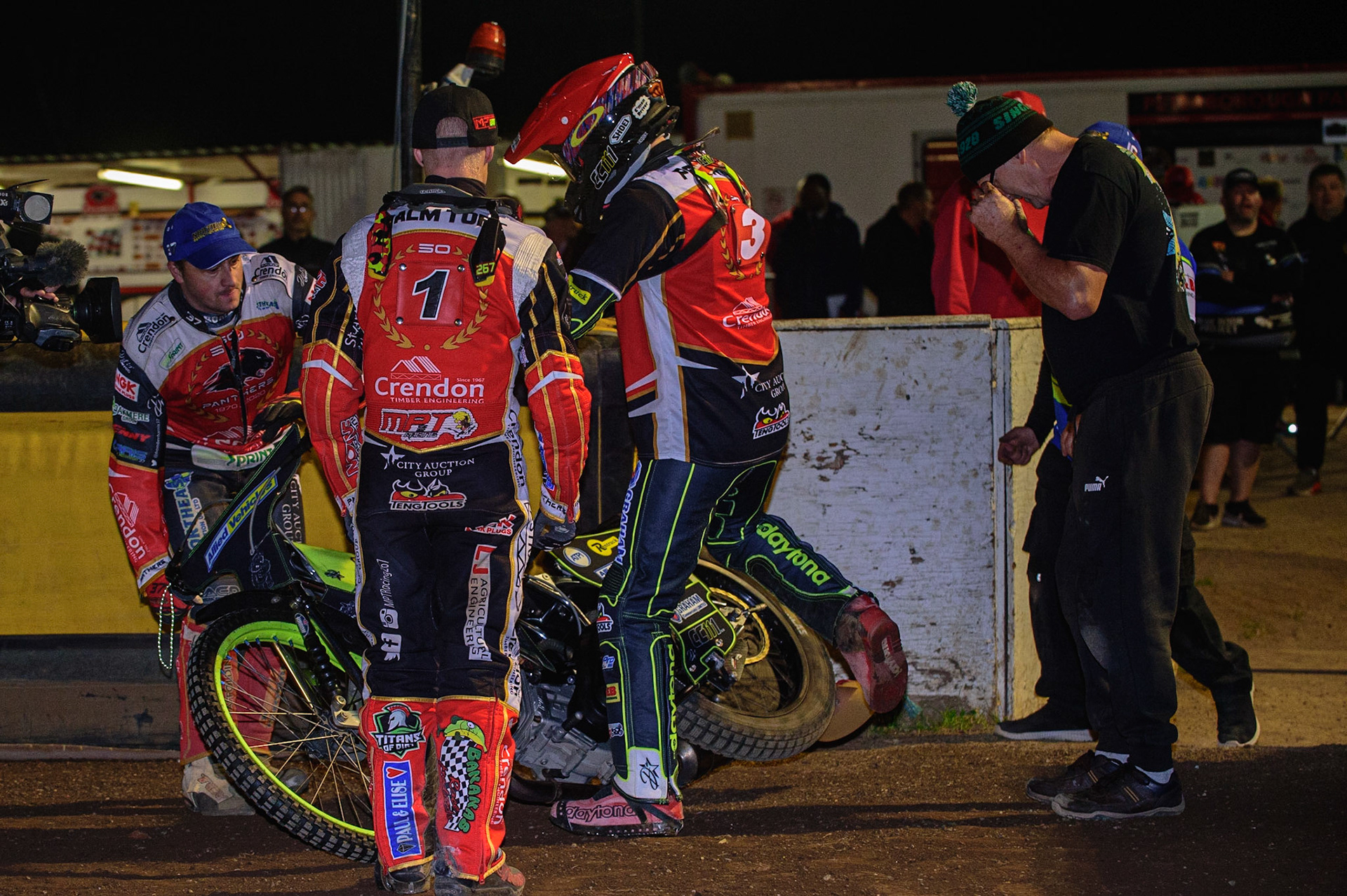 PETERBOROUGH, UK. OCT 14TH Craig Cook has to borrow a bike as his own had packed up after a false start during the SGB Premiership Grand Final 2nd leg between Peterborough and Belle Vue Aces at East of England Showground, Peterborough on Thursday 14th October 2021. (Credit: Ian Charles | MI News)
