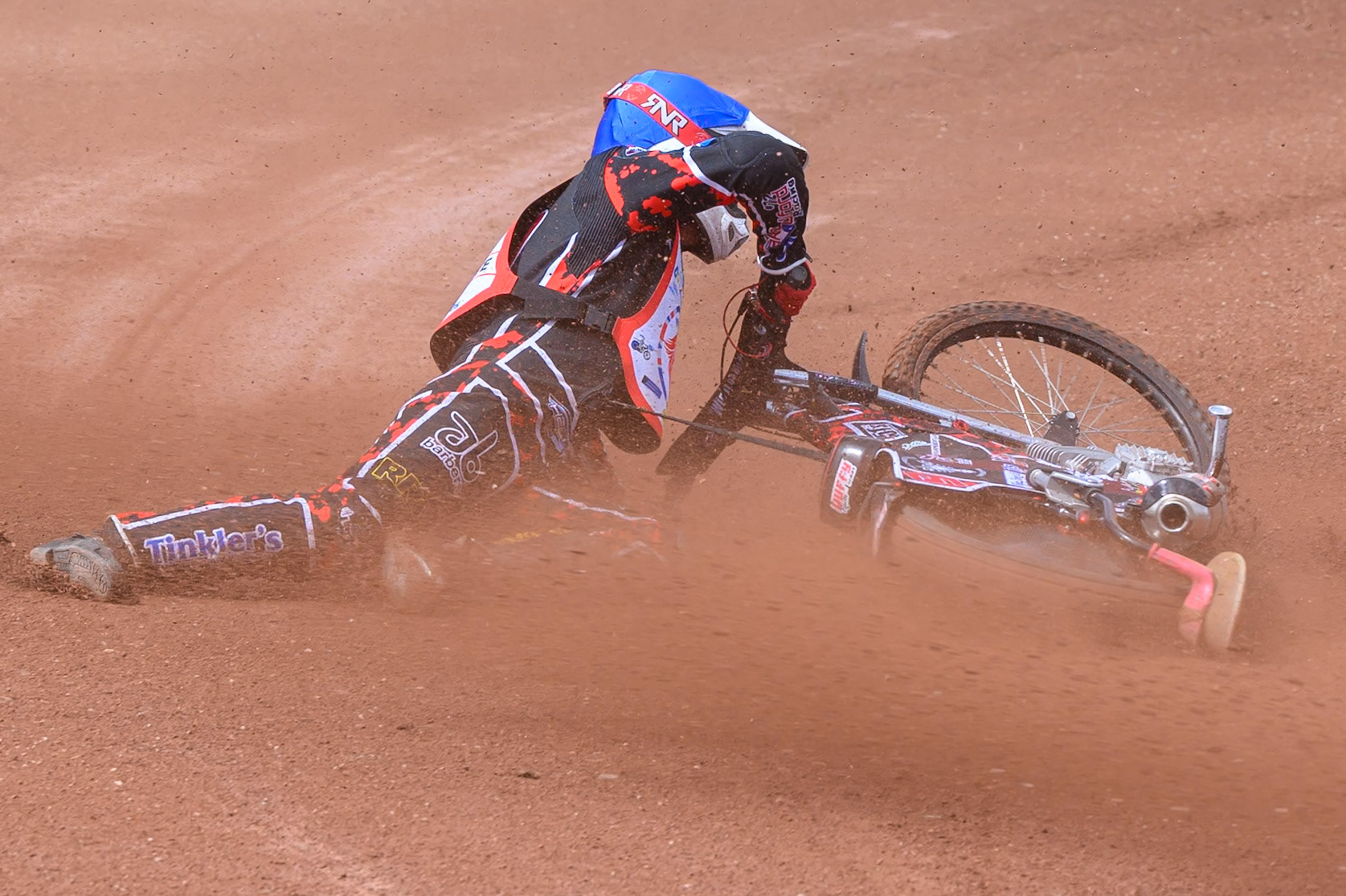 BRITISH YOUTH CHAMPIONSHIP (500cc): Kayden Mundy (8) in Red rides inside Dylan Huthwaite (9)  in Blue who then falls during the British Youth Speedway Championship at the National Speedway Stadium, Manchester on Sunday 10th May 2026. (Photo: Ian Charles | MI News)