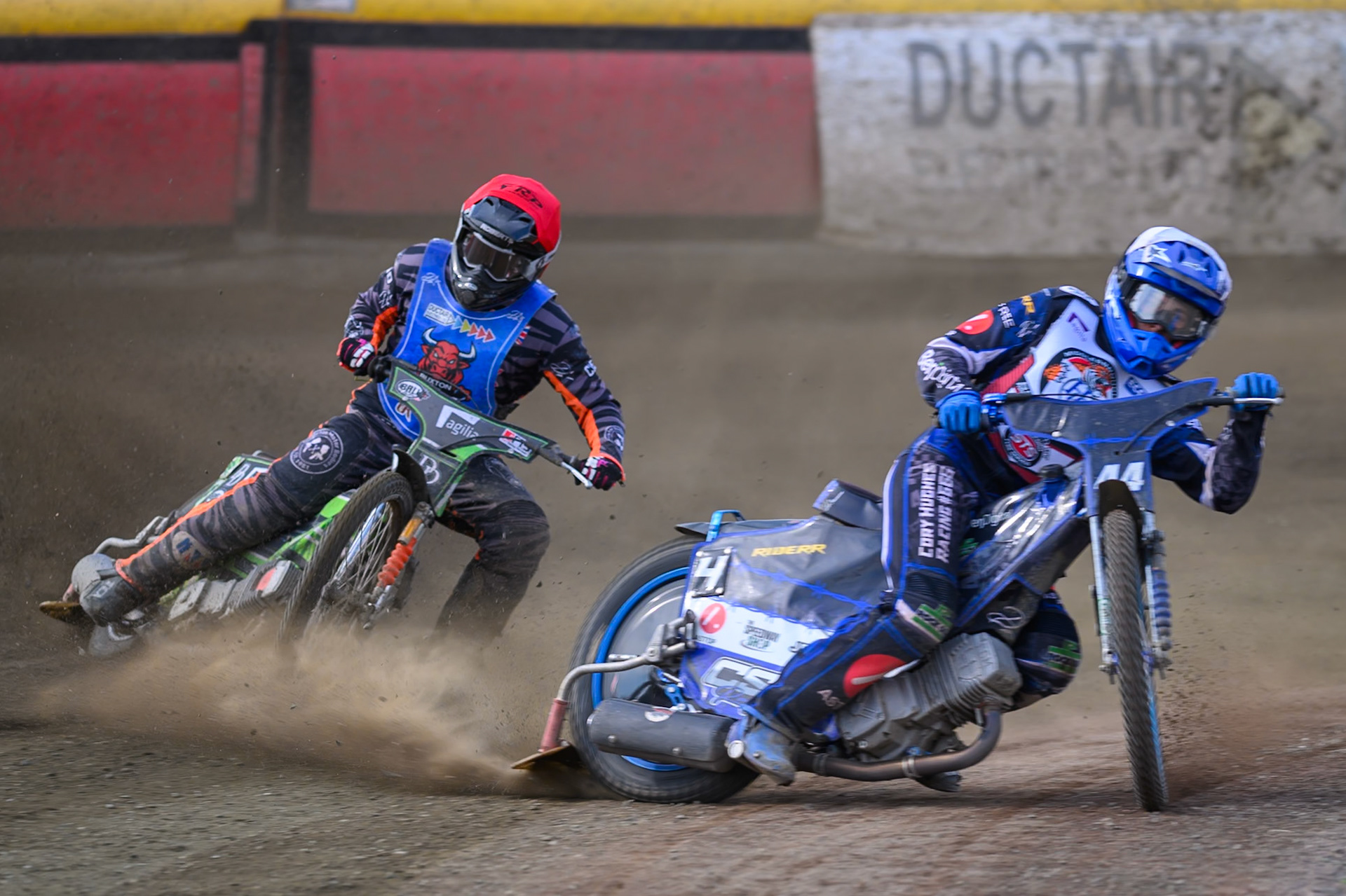 Charlie Southwick of Middlesborough Tigers in White rides inside Jack Roberts of Buxton Bulls in Red during the WSRA National Development League match  between Buxton Bulls and Middlesborough Tigers at Hi-Edge Speedway, Buxton on Sunday 16th August 2026. (Photo: Ian Charles | MI News)
