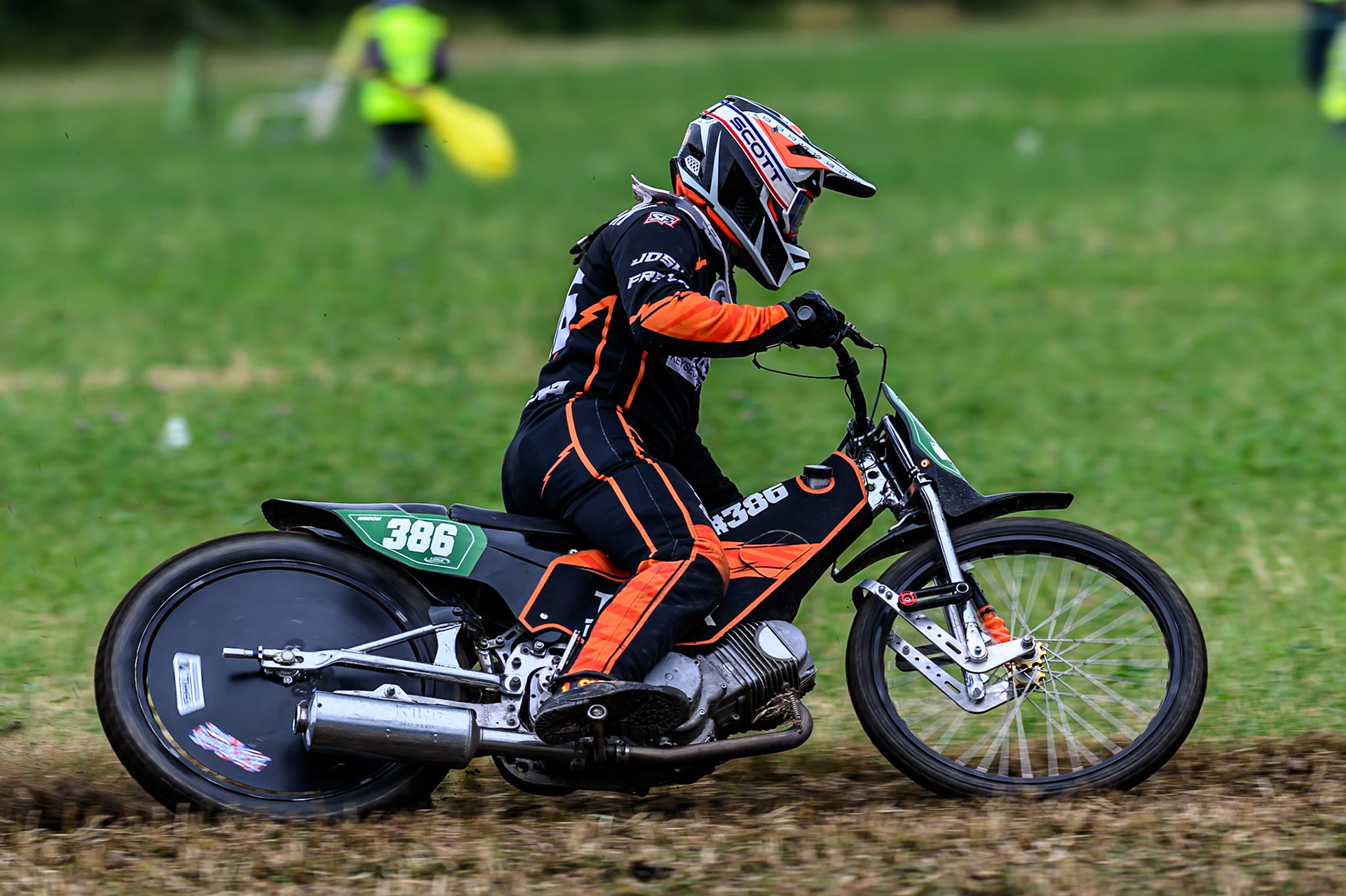 Steve Brook (386) in action in the 250cc Class during the ACU Northern Grass Track Riders Championship at Cheshire Grass Track Club, Frog Lane, Knutsford, Cheshire on Sunday 20th July 2025. (Photo: Ian Charles | MI News)