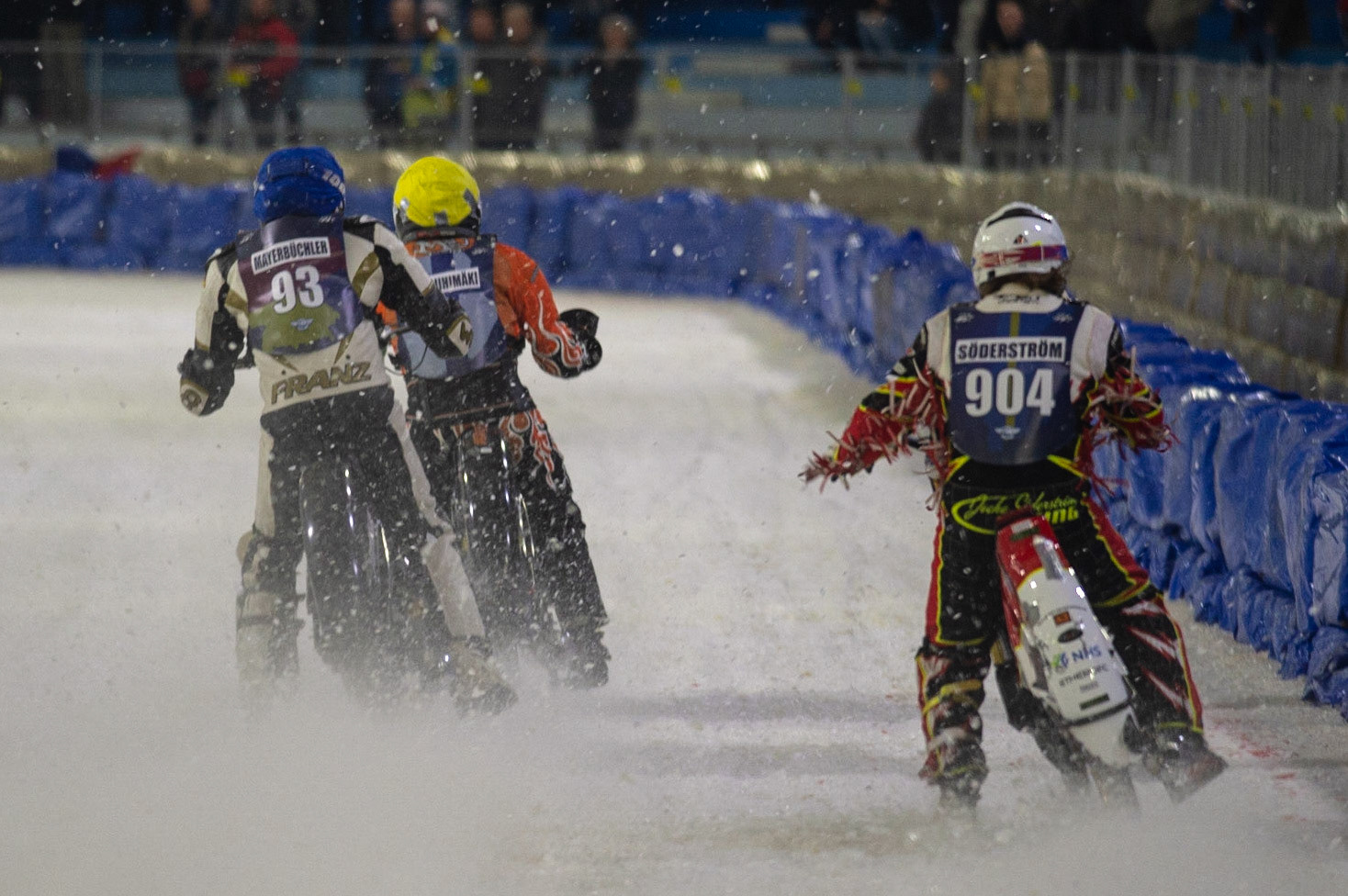 HEERENVEEN, NL. Joakim Söderström (904) \c\ Franz Mayerbüchler (93) and Aki Ala-Riihimäki (8) during the FIM Ice Speedway Gladiators World Championship Final 3 at Ice Rink Thialf, Heerenveen on Saturday  2 April 2022. (Credit: Ian Charles | MI News)